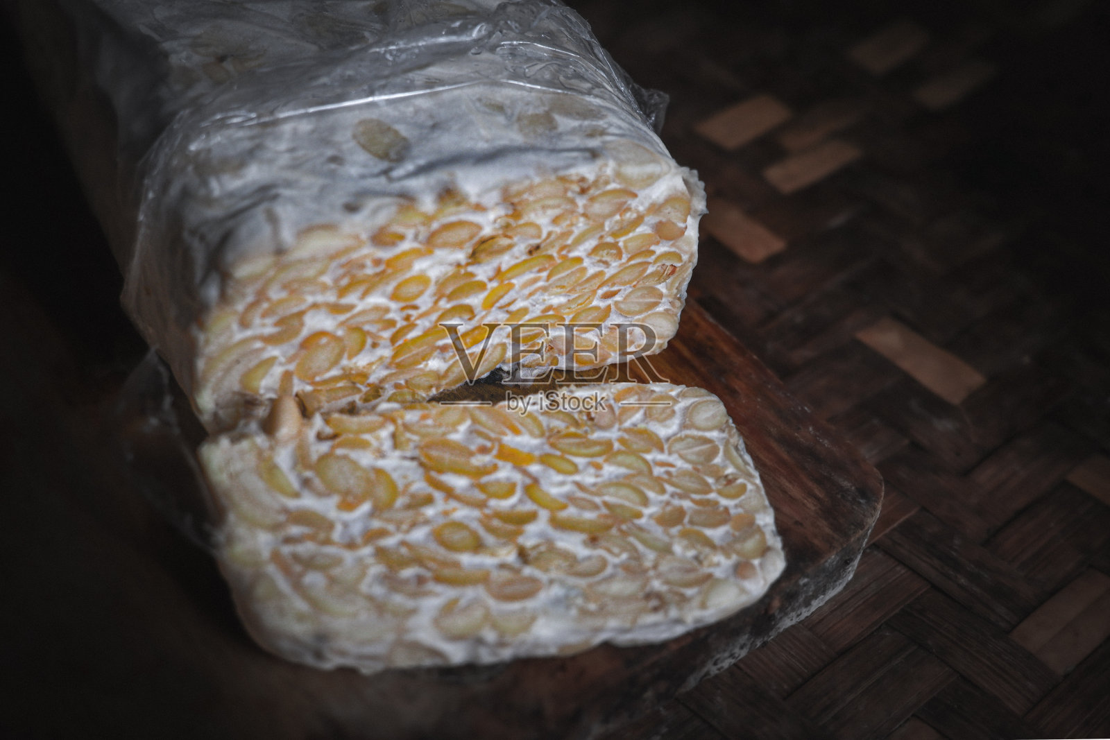 由大豆制成的发酵食品，这是一种印尼食品，叫做tempeh或tempe照片摄影图片