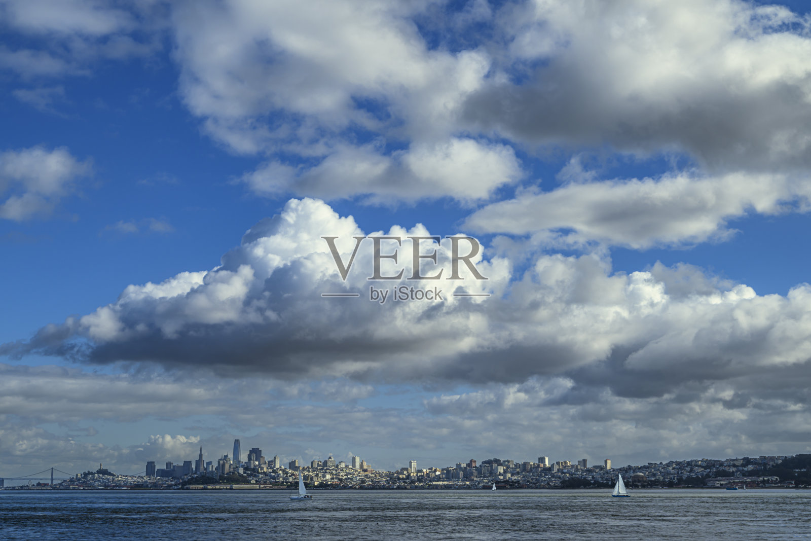 旧金山广阔的城市景观和海湾水域照片摄影图片