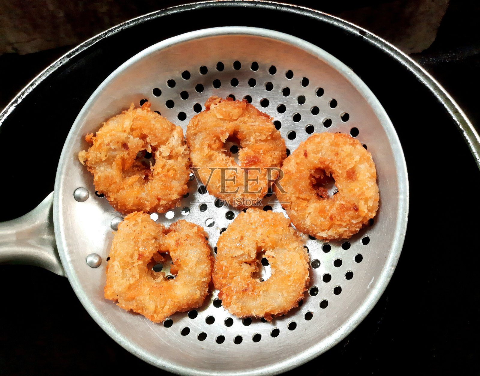 油炸虾饼-食品准备。照片摄影图片