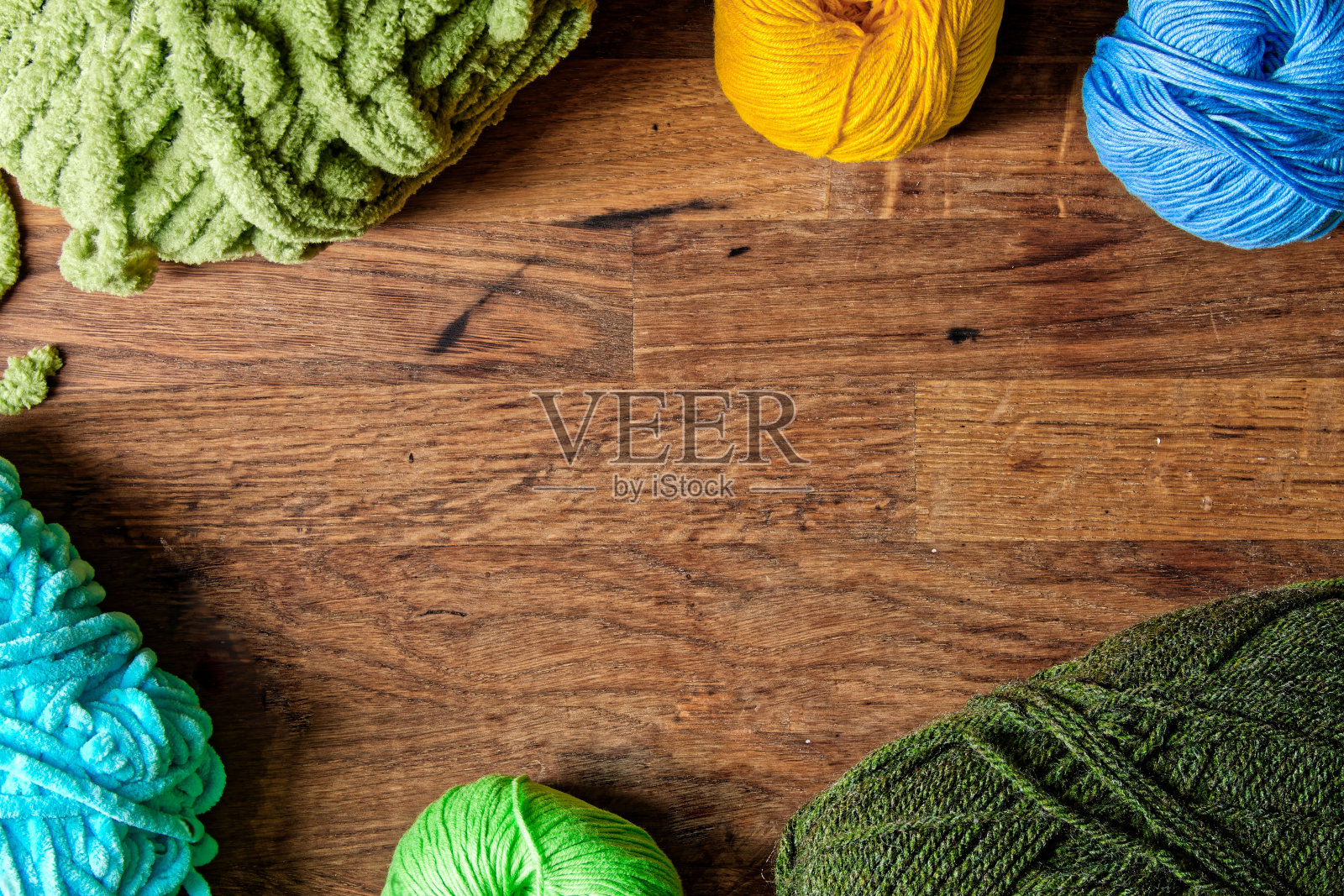 木面上的多色线绞成的线。自上而下的视图在一个质朴的深色木材横幅背景与复制空间照片摄影图片