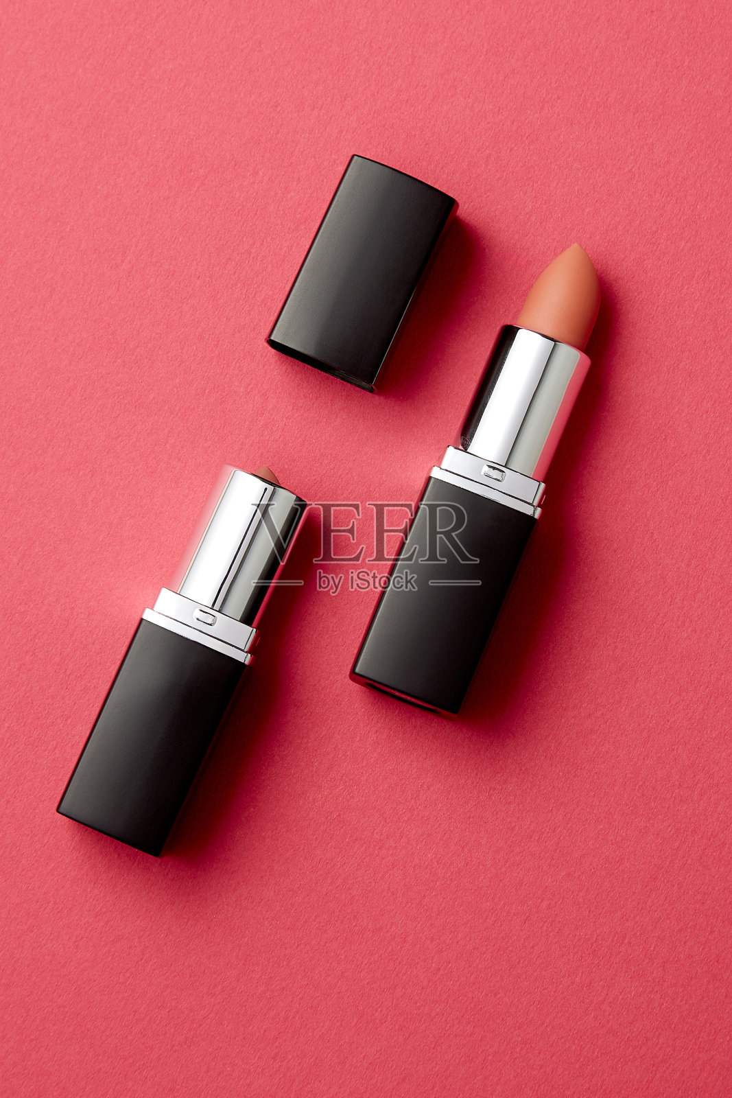 粉红色背景上的红色口红照片摄影图片