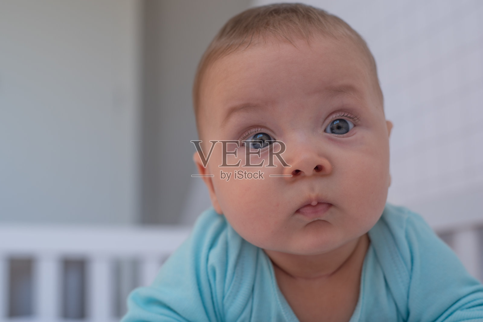 宝宝趴着醒了照片摄影图片