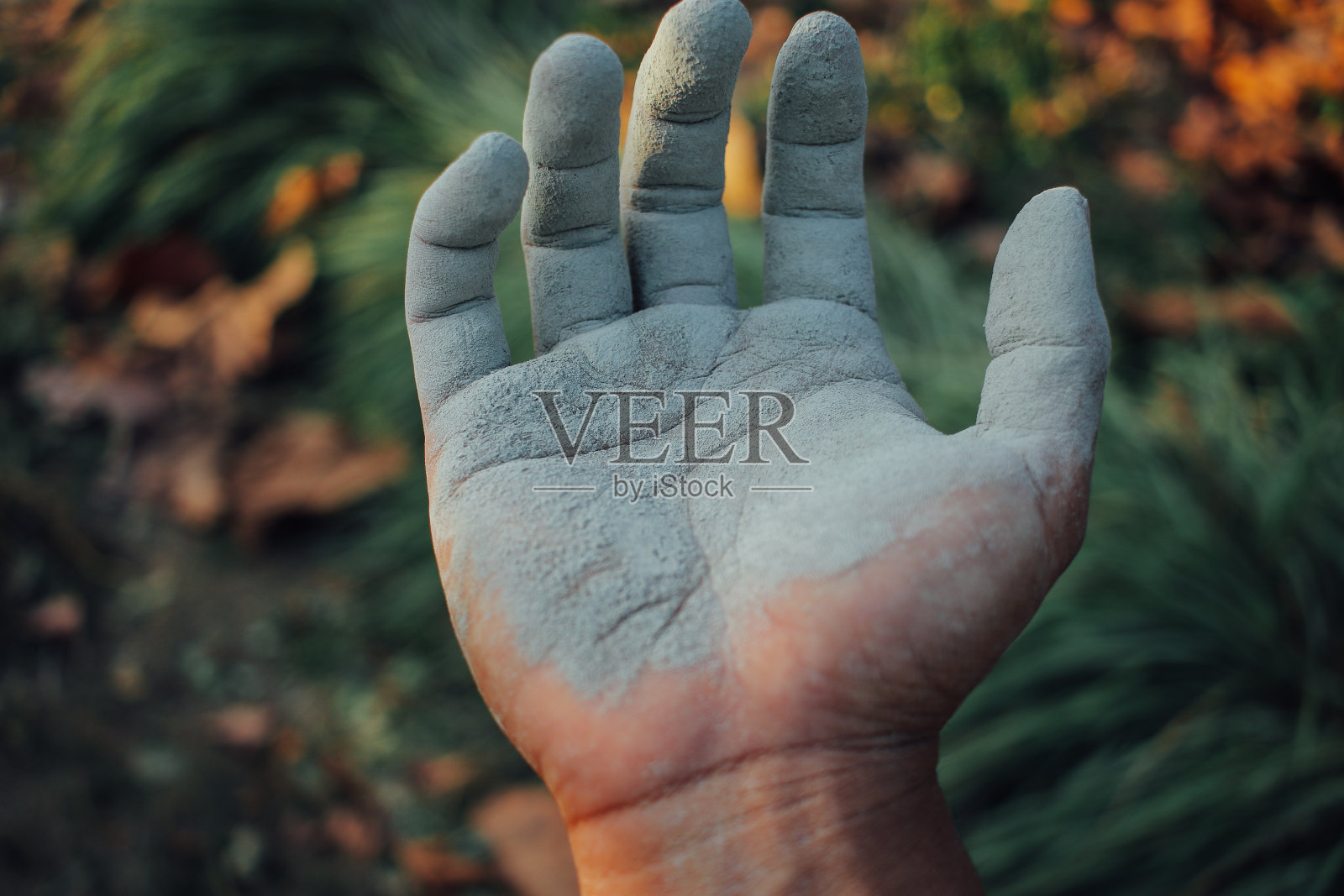 手里拿着水泥粉尘照片摄影图片