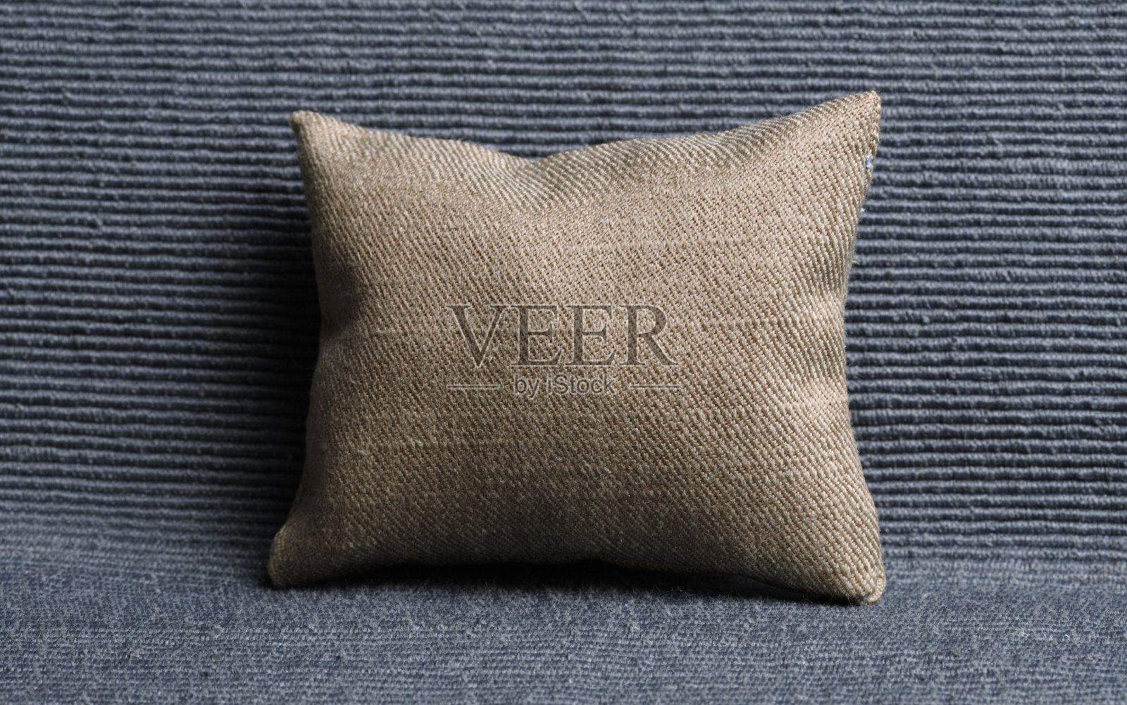 沙发上的棕色枕头照片摄影图片