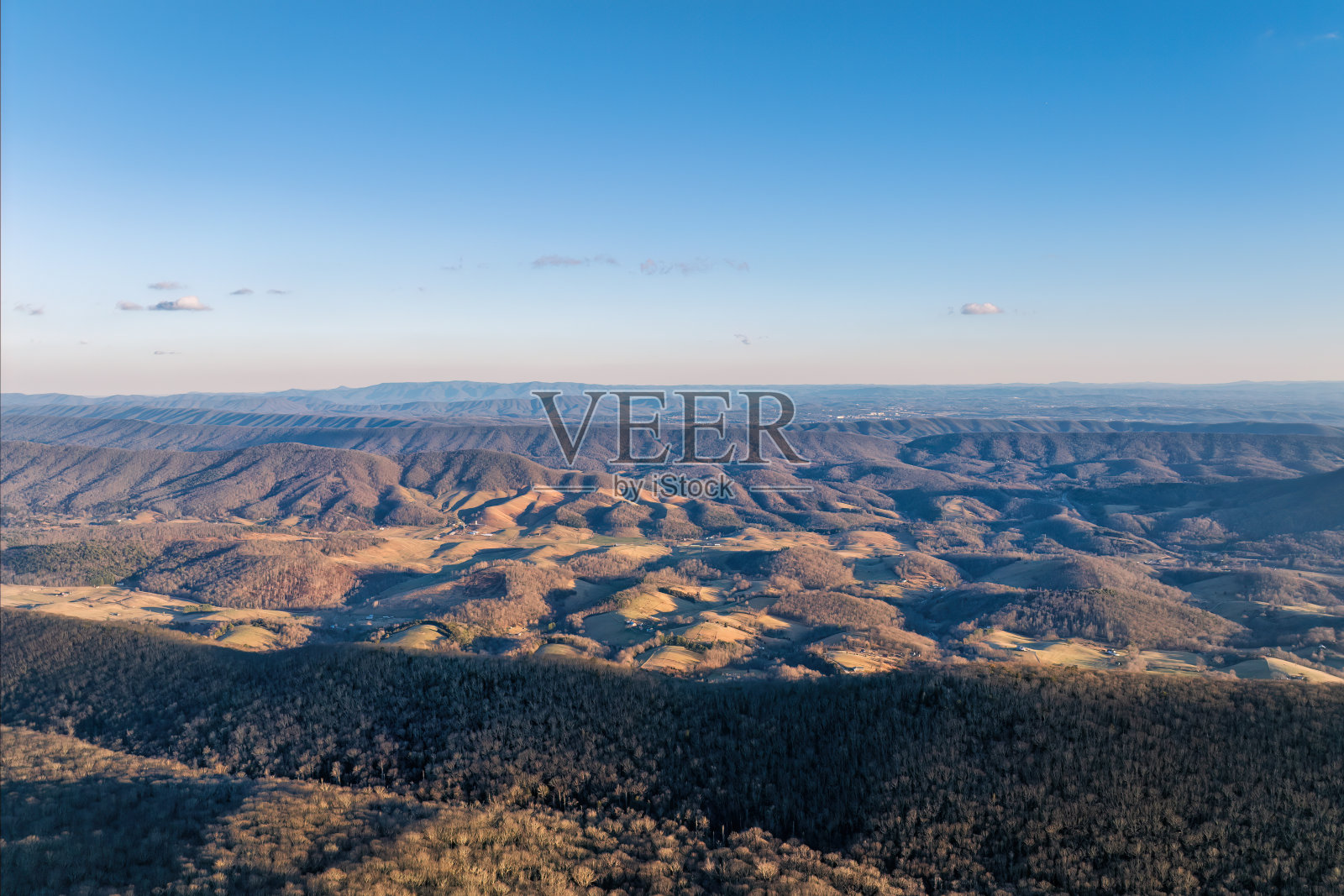 黄金时刻美丽的阿勒格尼山脉照片摄影图片