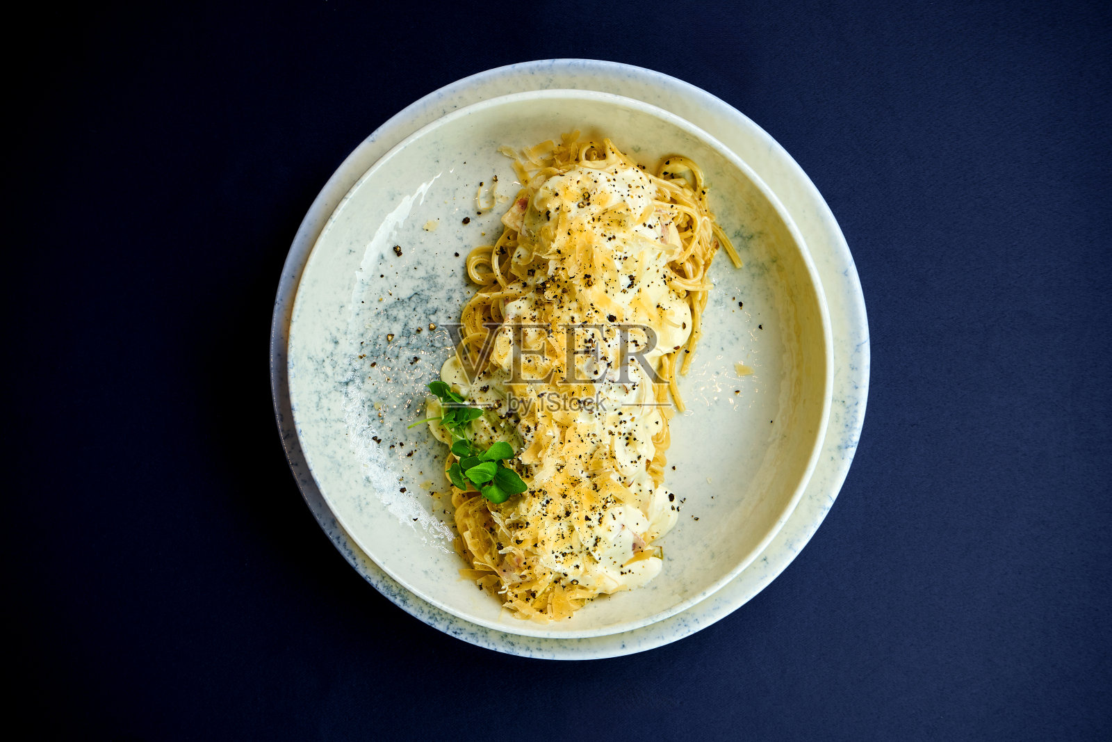 奶油芝士意大利面，盘装照片摄影图片