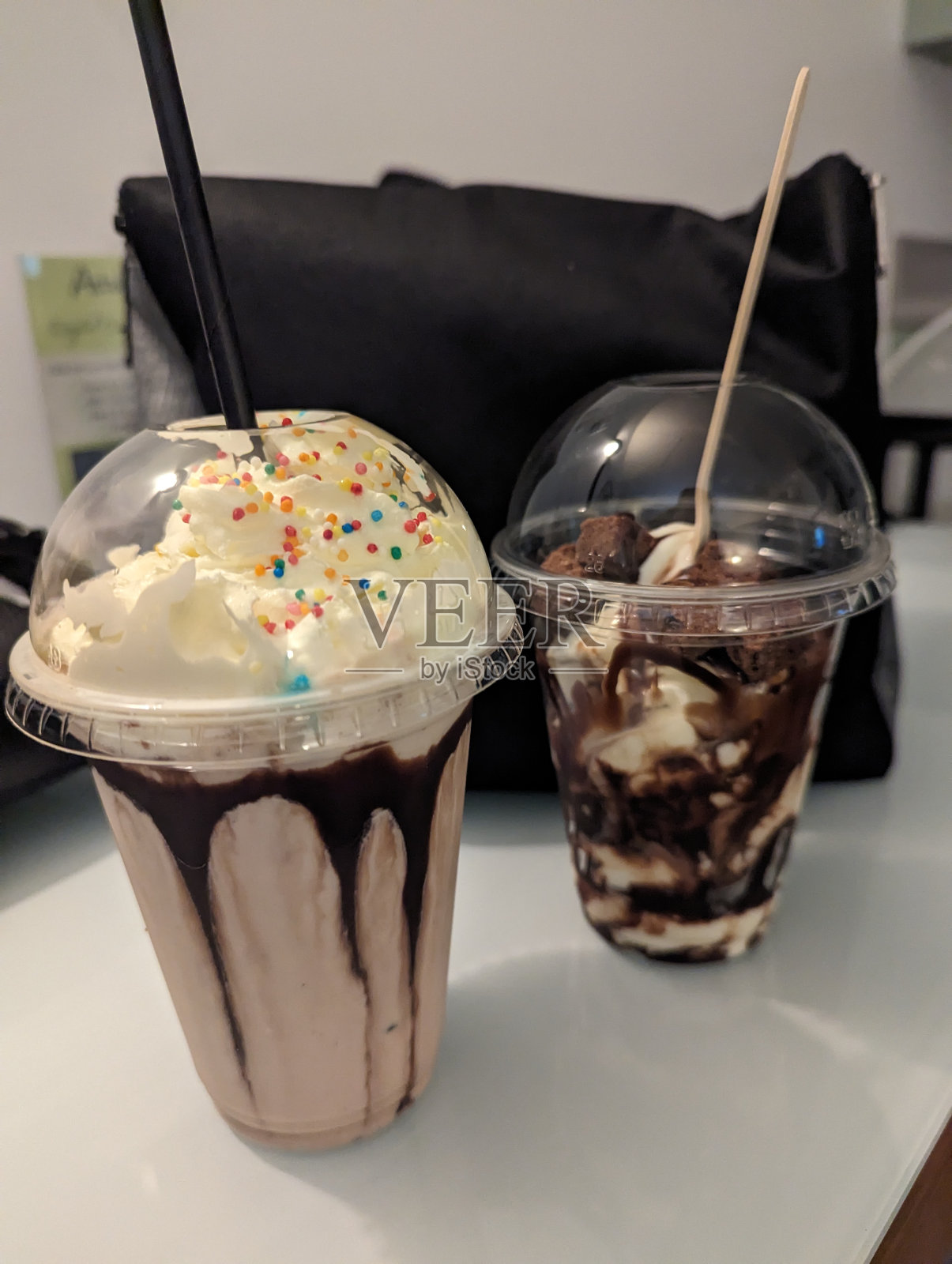 奶昔和布朗尼冰淇淋圣代照片摄影图片