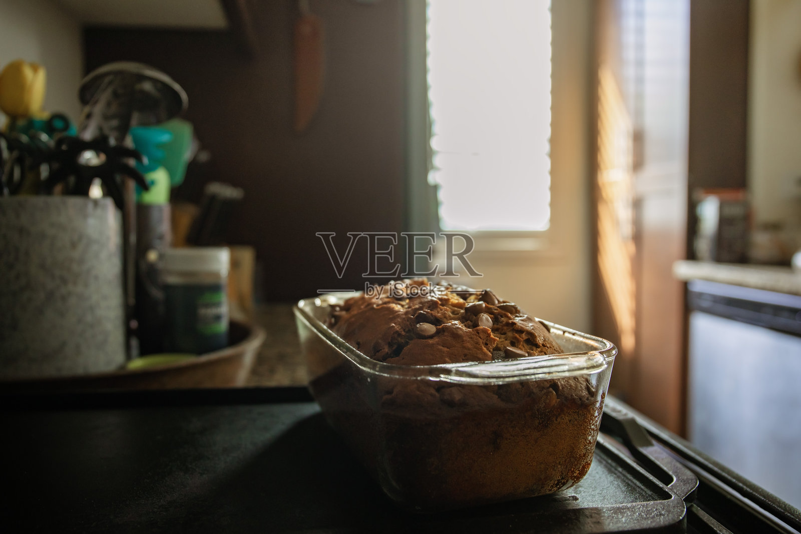 新鲜出炉的香蕉面包照片摄影图片