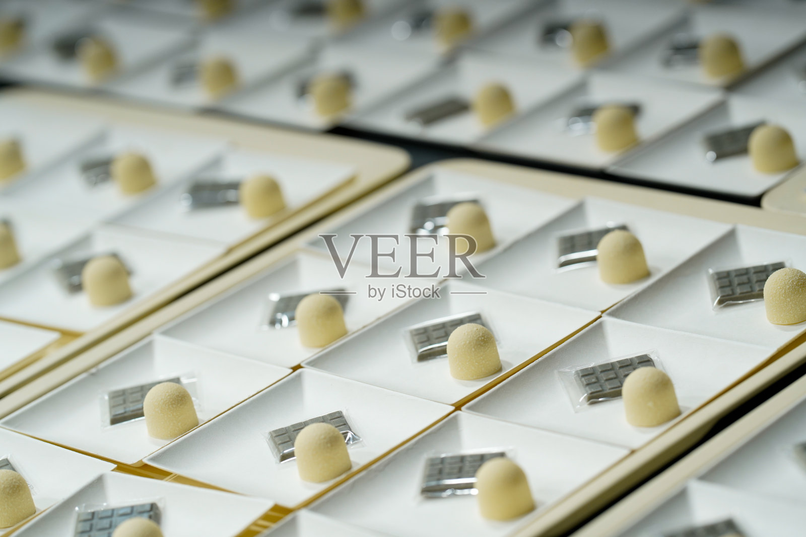 白软糖和一小盎司巧克力按顺序摆放照片摄影图片