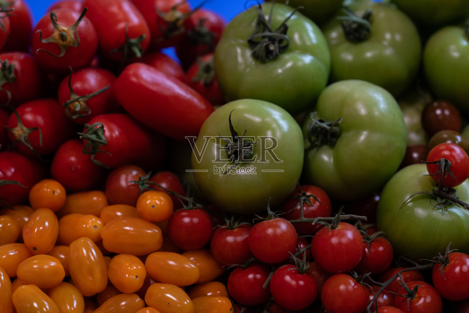 不同类型的有机番茄的混合物，如彩色圣女果和绿番茄照片摄影图片
