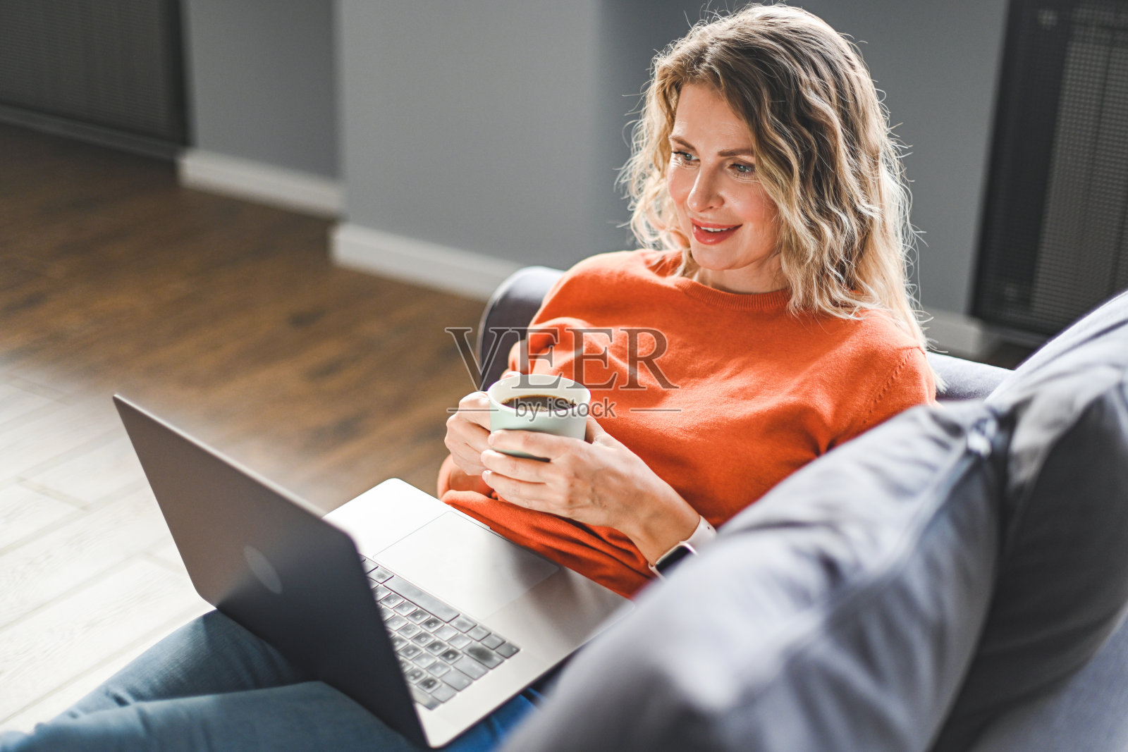 带笔记本电脑的女人照片摄影图片
