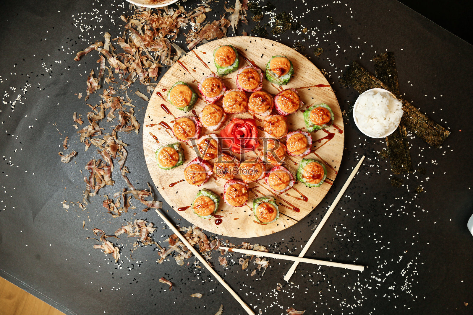 木桌上五颜六色的食物盘照片摄影图片