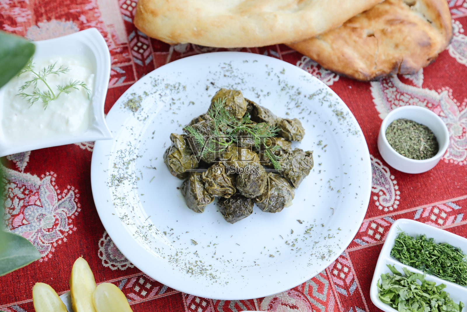 红色桌布上的一盘食物照片摄影图片