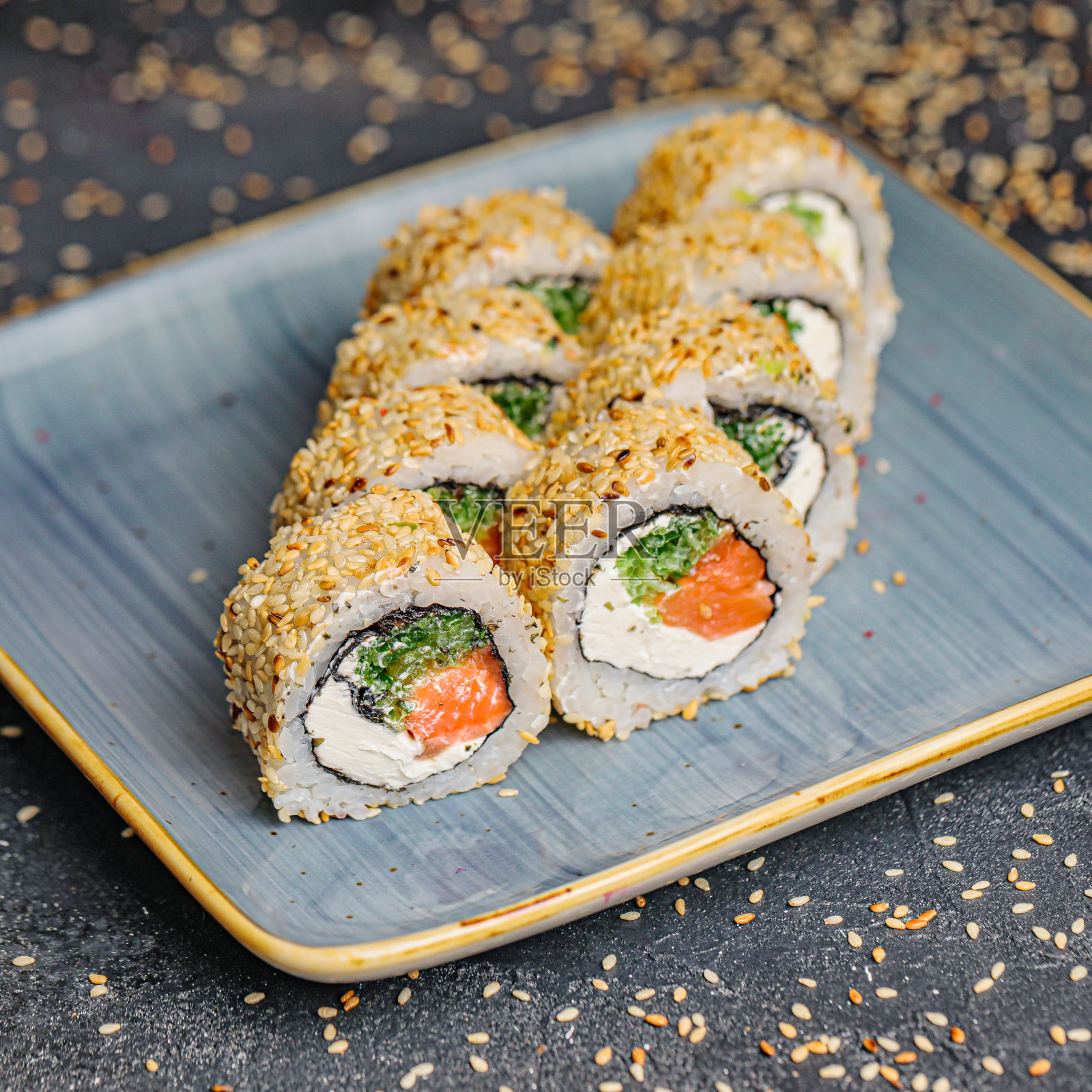 新鲜准备的寿司拼盘在一个白色的盘子照片摄影图片