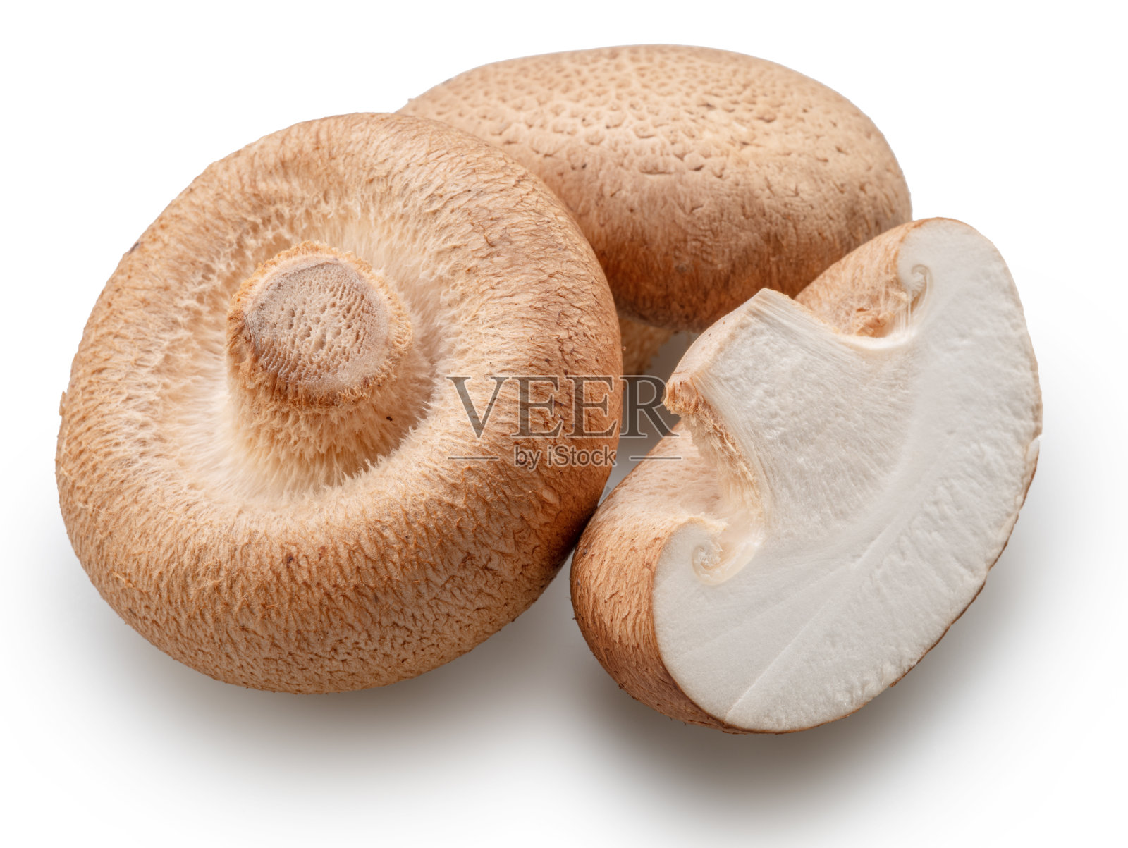 香菇-可食用的亚洲蘑菇和香菇切块，在白色的背景上分离出来。文件包含剪辑路径。照片摄影图片