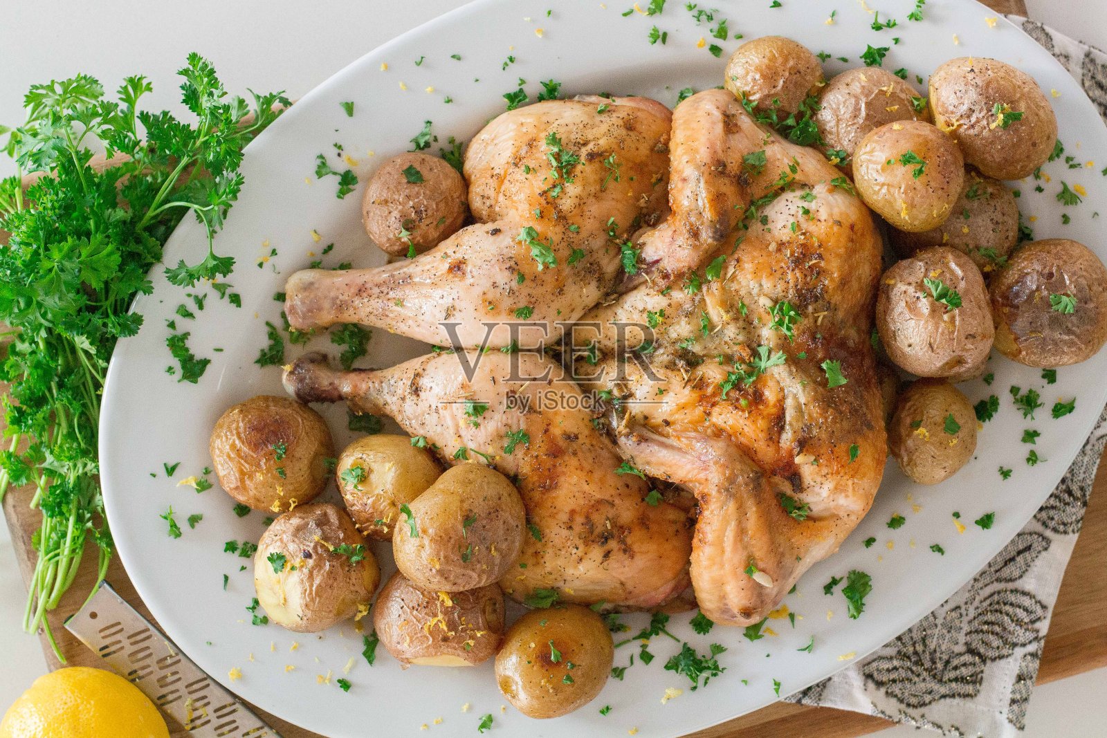 烤鸡配烤土豆照片摄影图片