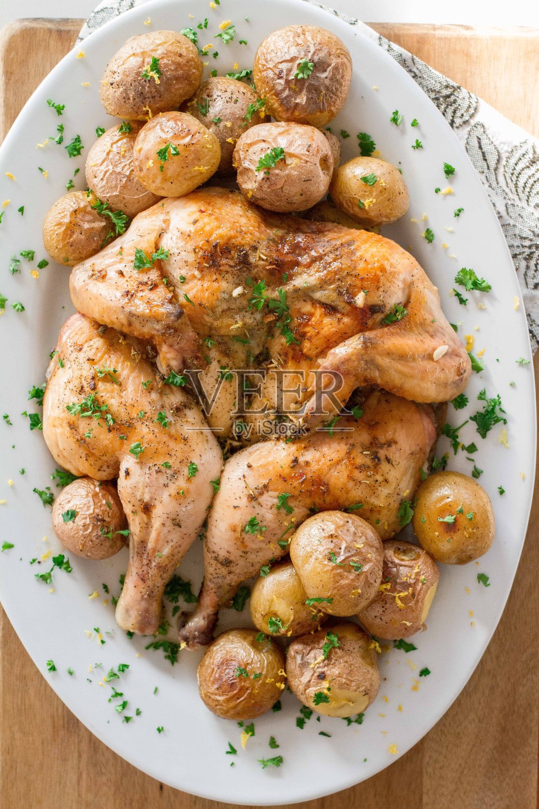 烤鸡配烤土豆照片摄影图片