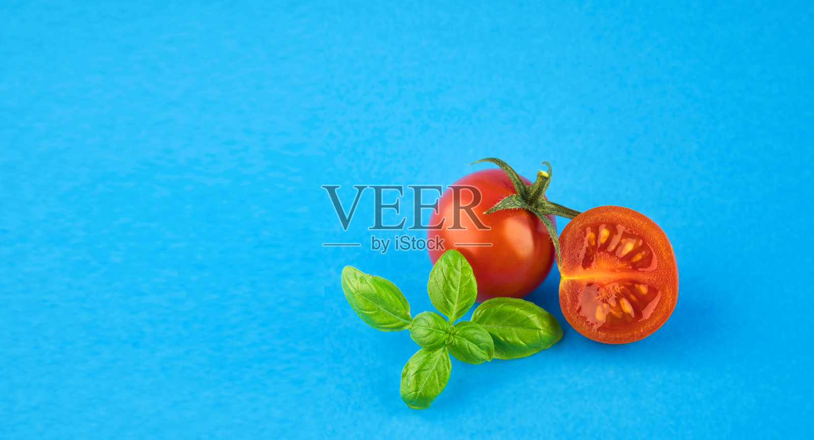 番茄配绿罗勒叶，配蓝罗勒叶照片摄影图片