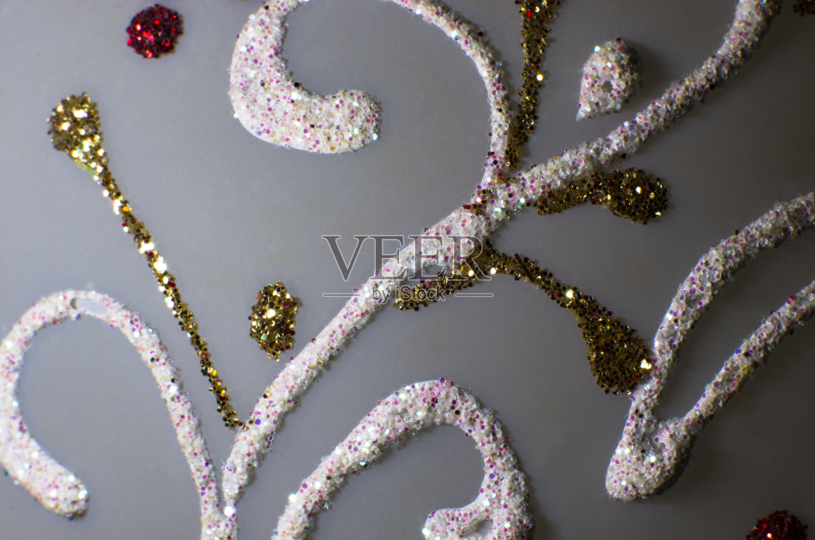 白色背景上的多色闪光图案，特写照片摄影图片