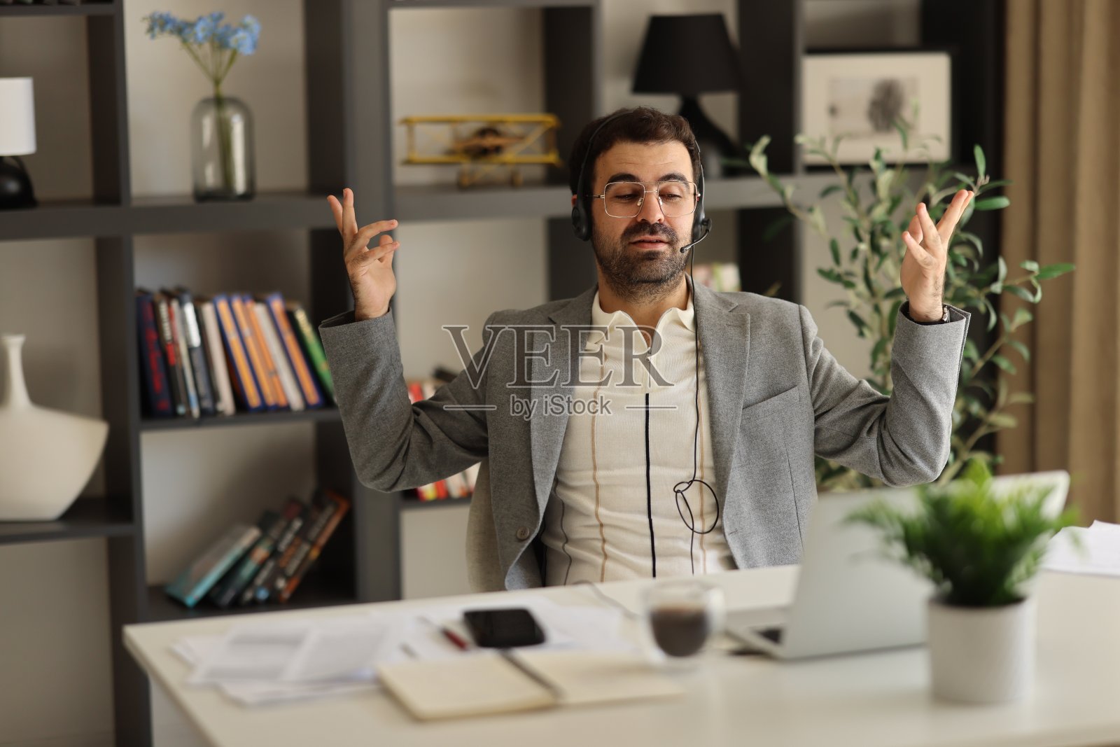 一个商人在办公室用笔记本电脑进行视频通话。照片摄影图片