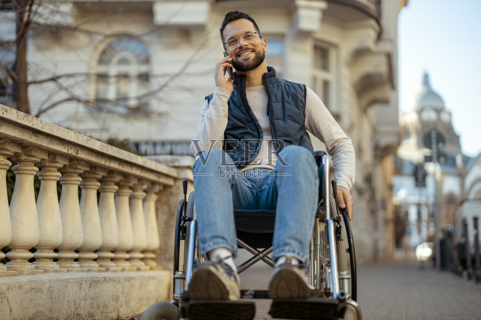 轮椅上快乐的残疾人在户外打电话照片摄影图片