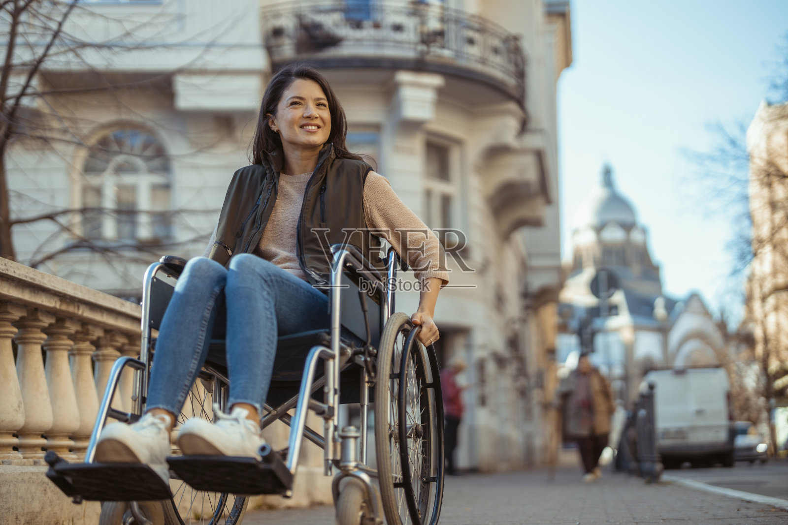 城市街上坐轮椅的残疾妇女照片摄影图片