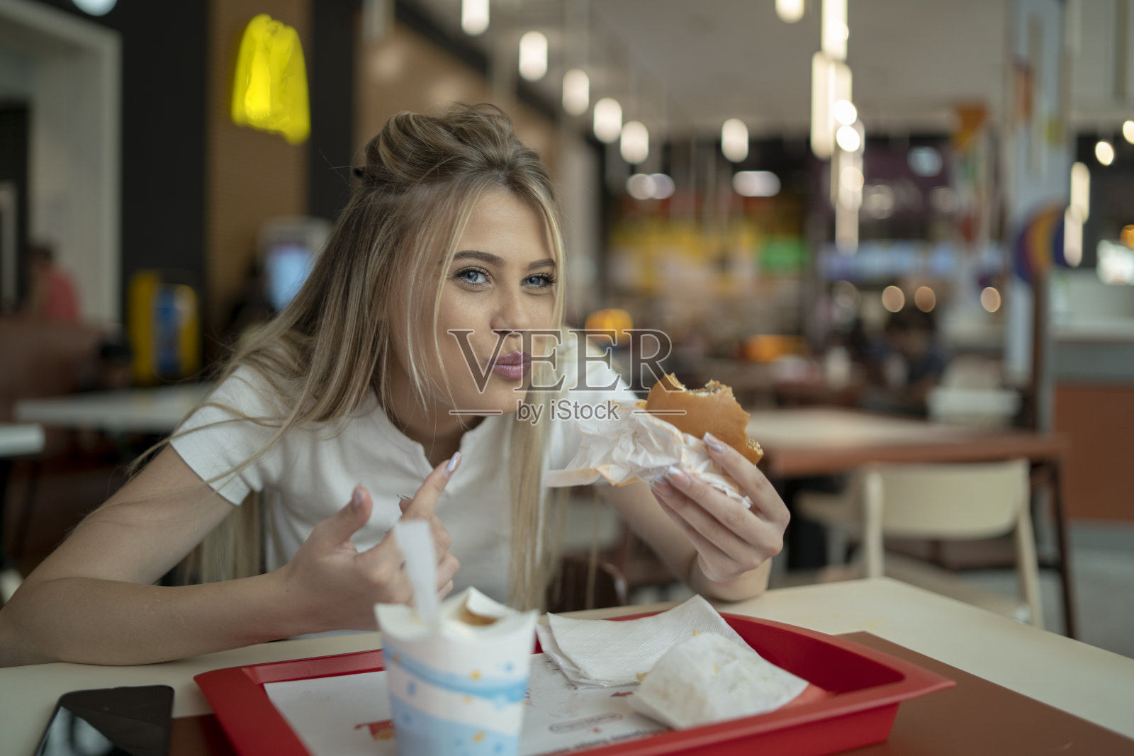 享用美味汉堡的女人照片摄影图片