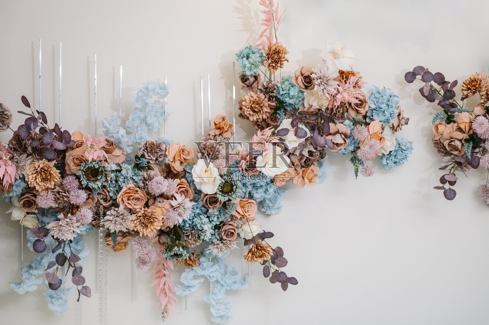 墙上装饰着五颜六色的花朵。拍照区用于拍照。婚礼拱门波希米亚风格。婚礼现场，鲜花在乡村风格。细节特写镜头。照片摄影图片