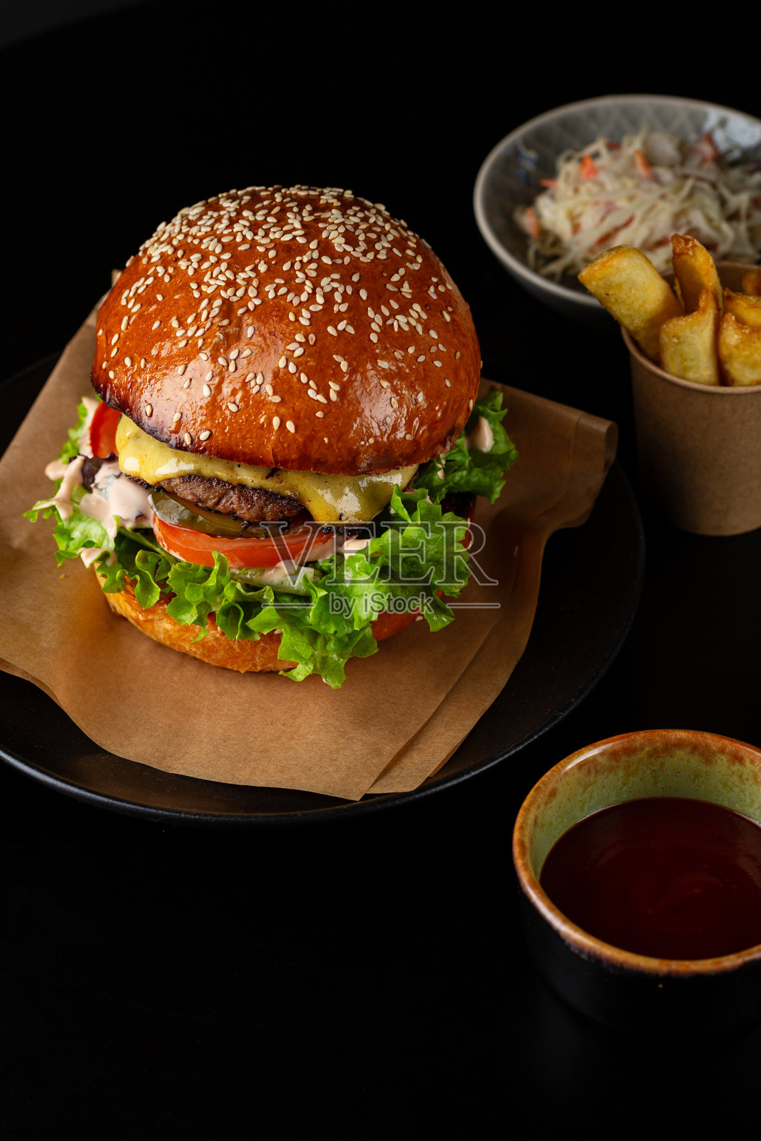 汉堡配薯条酱垃圾食品的特写照片摄影图片