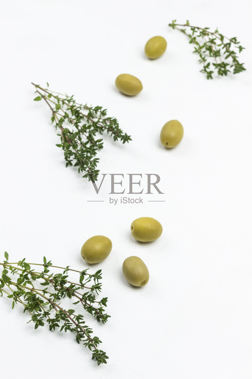 桌上放着百里香和橄榄照片摄影图片