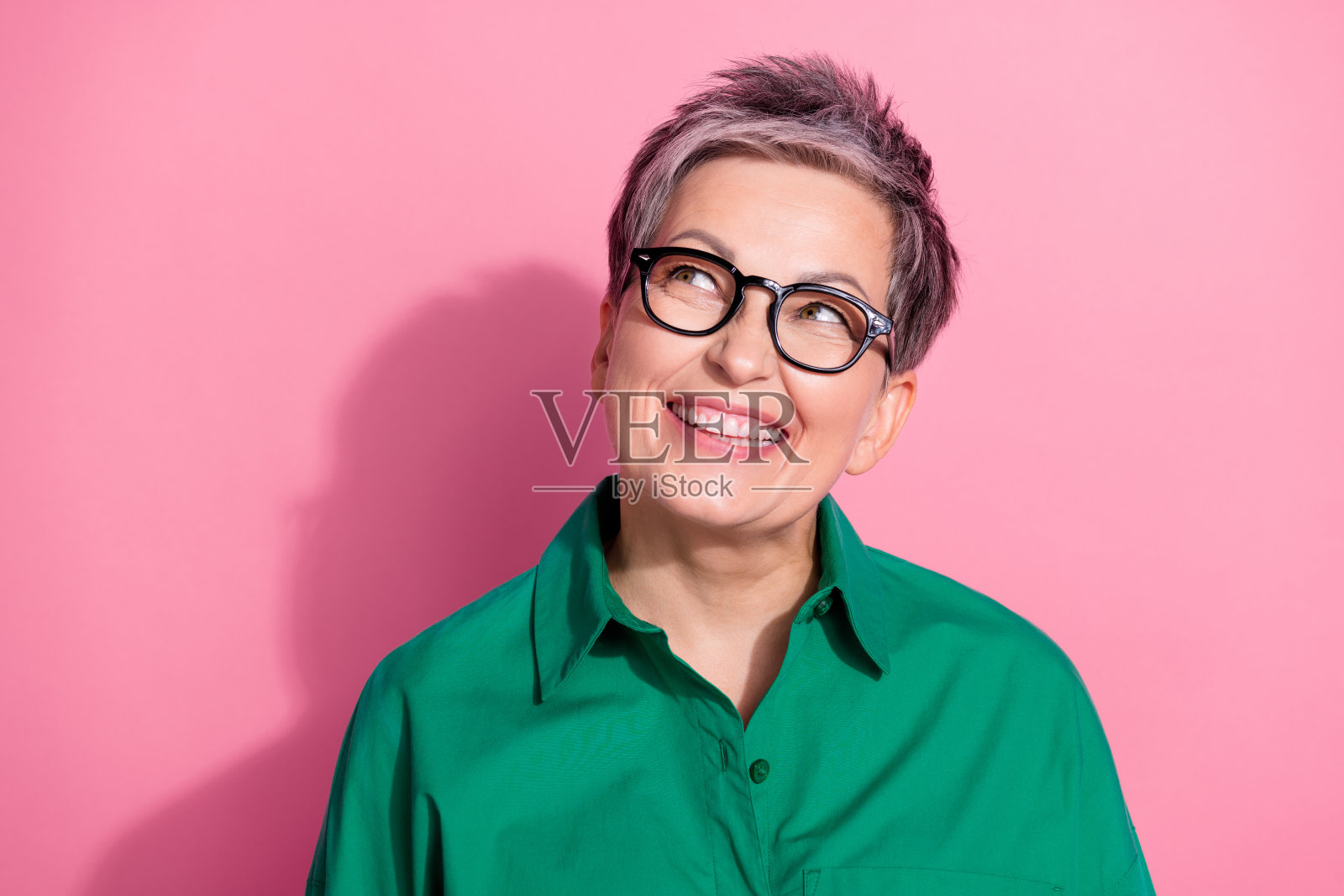 可爱的高级女士的照片肖像看起来感兴趣的空白空间穿着时尚的绿色服装孤立在粉红色的背景照片摄影图片