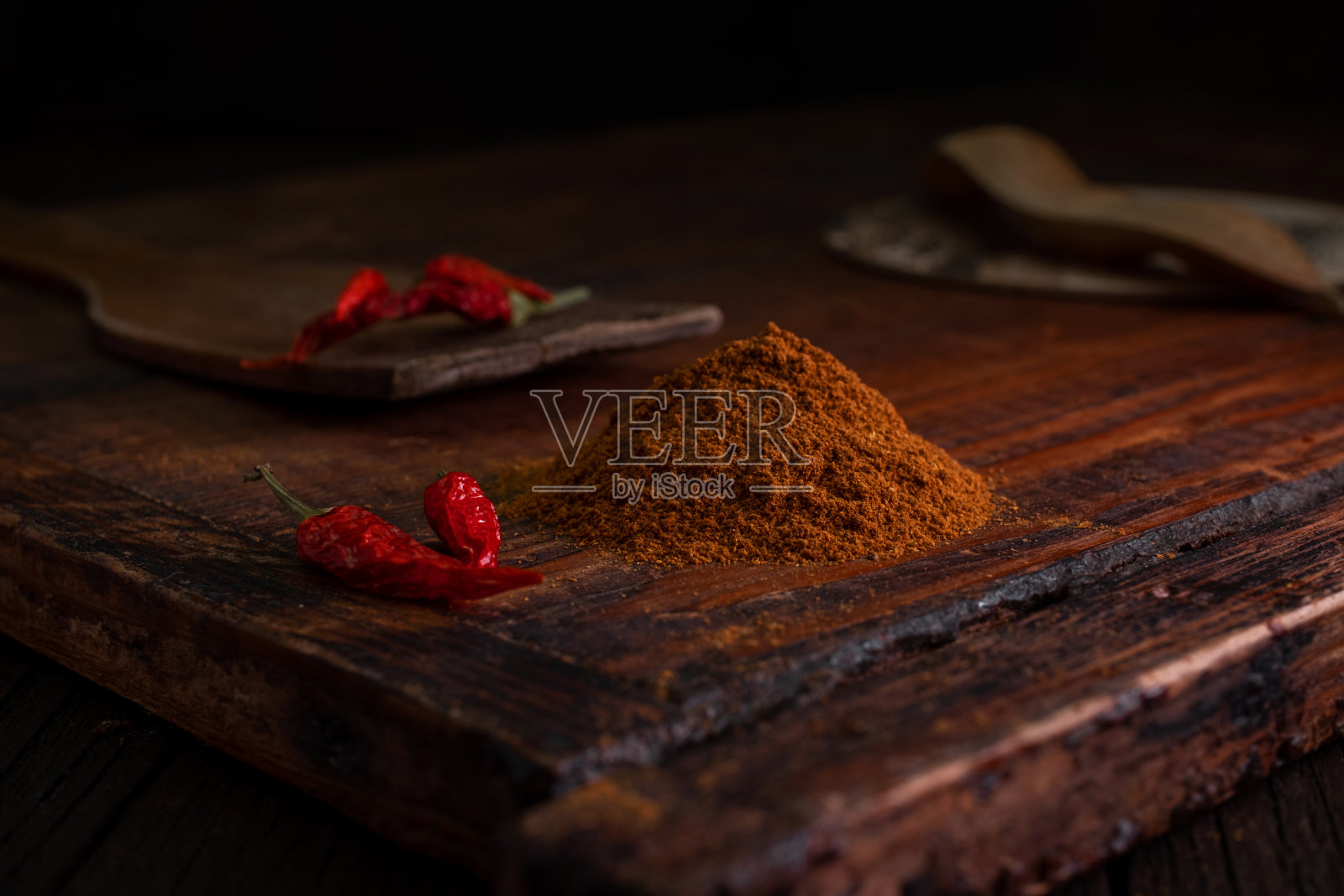 辛辣的香草和香料。红辣椒和干辣椒放在深色背景的棕色木板上照片摄影图片
