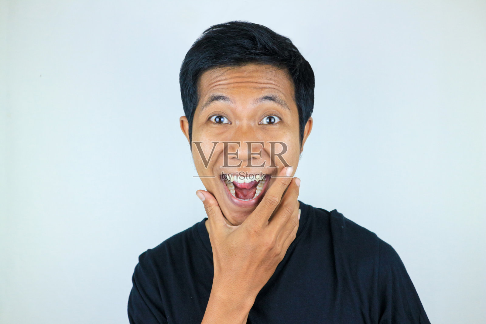 头像哇面部表情微笑的亚洲男子看着镜头，孤立的白色背景照片摄影图片