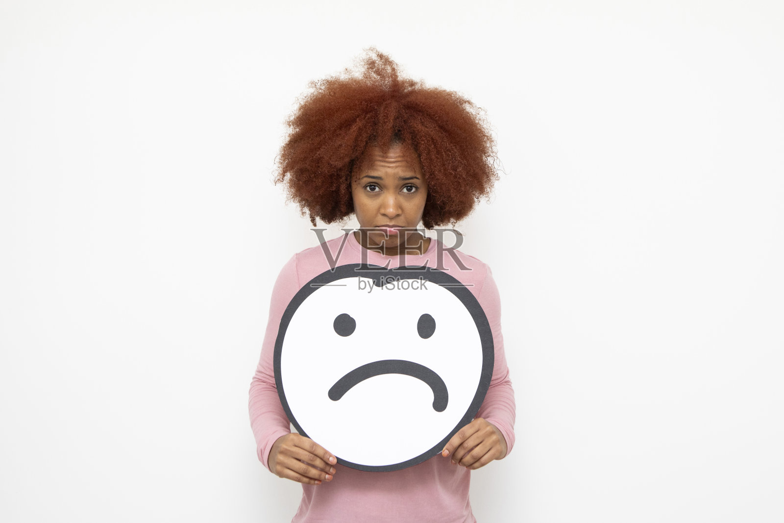 一个女人抱着一张拟人化的悲伤的脸照片摄影图片