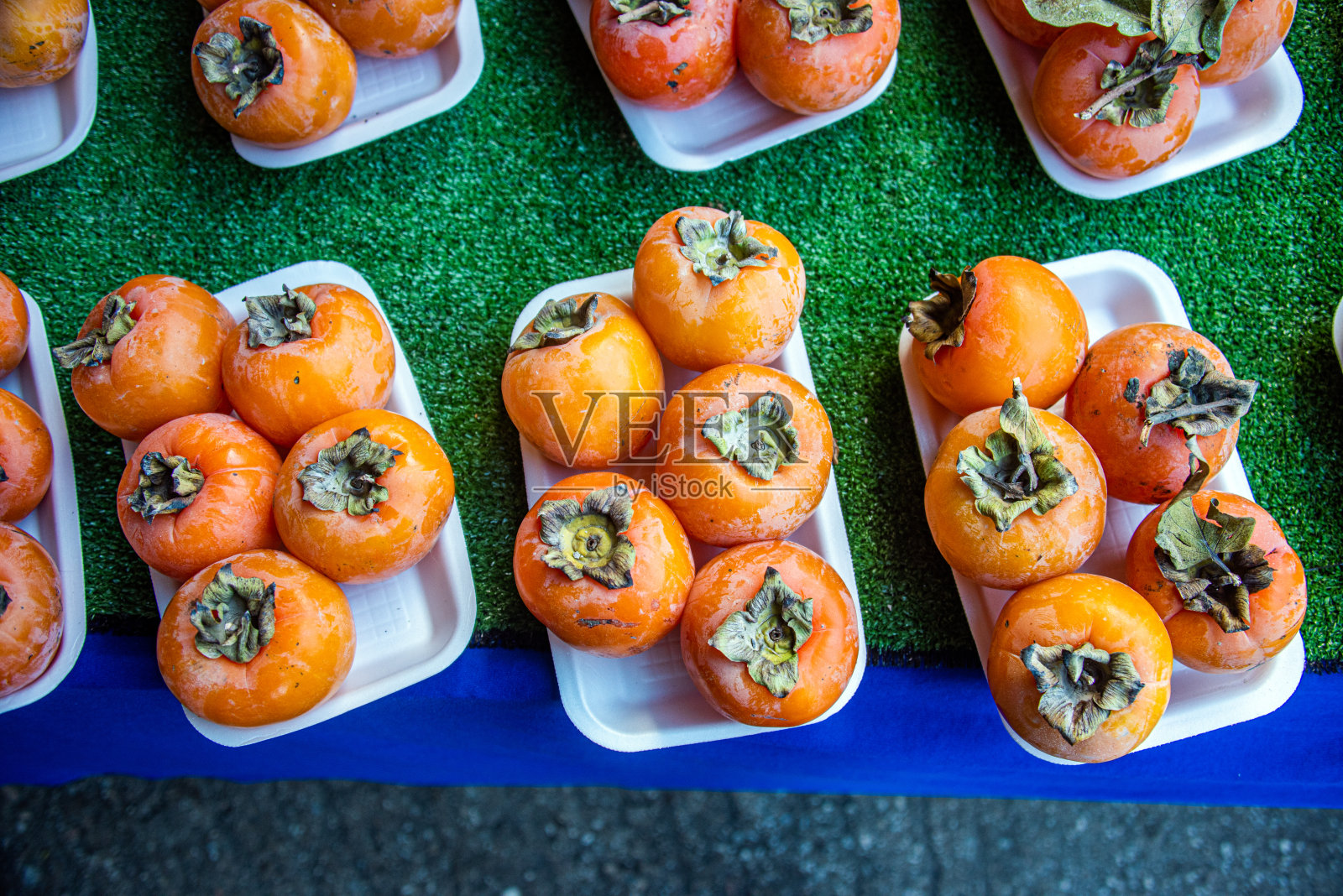 市场摊位上的柿子照片摄影图片