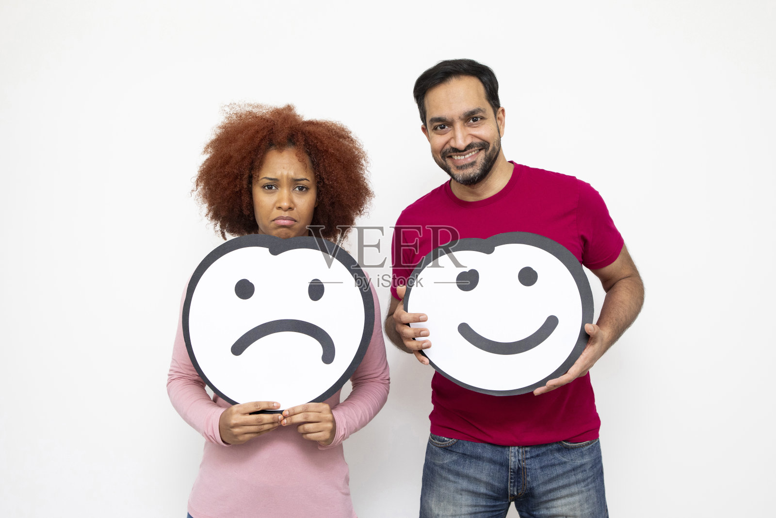 男人和女人拿着拟人化的脸照片摄影图片