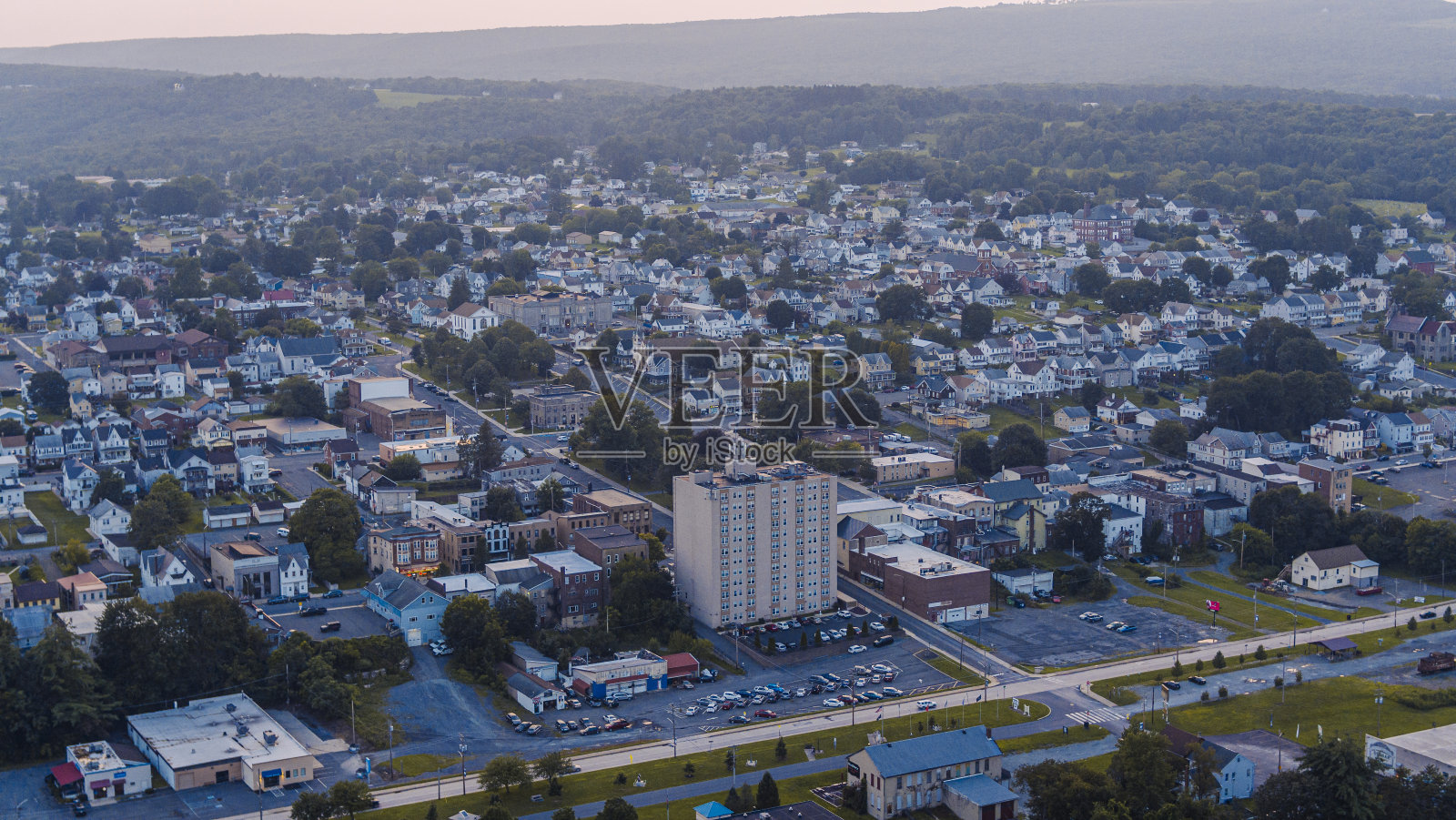 夕阳在Lehighton, PA住宅区:房屋和公寓在黄昏的山区照片摄影图片