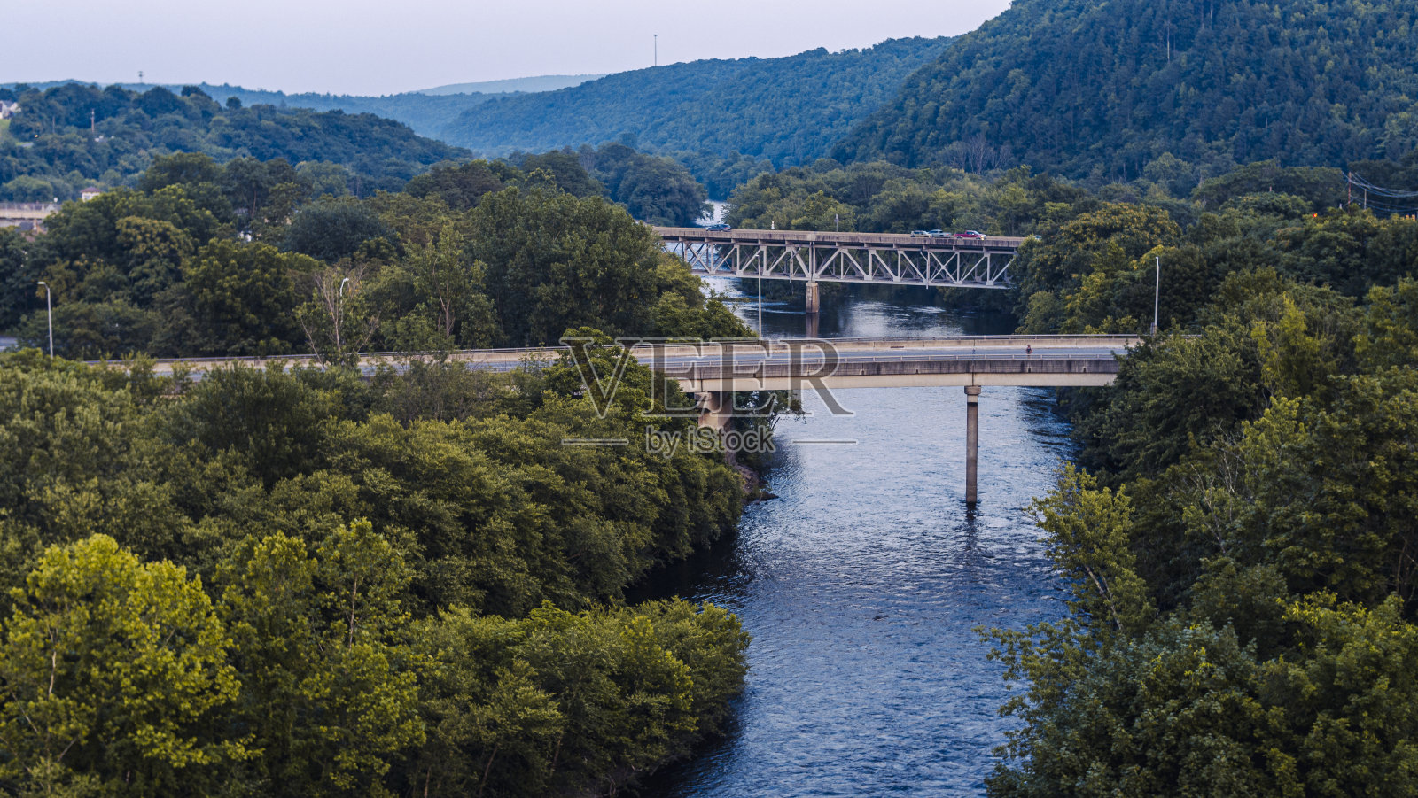 黄昏时分，宾夕法尼亚州波科诺山区的利哈伊河大桥和洪泛区照片摄影图片