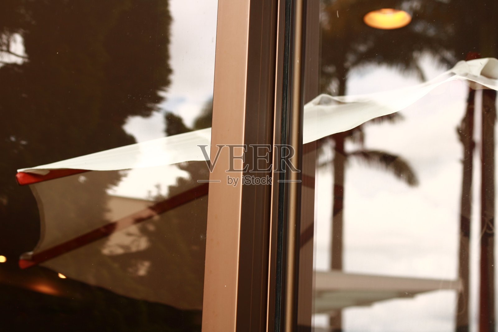 带伞反射的玻璃窗照片摄影图片