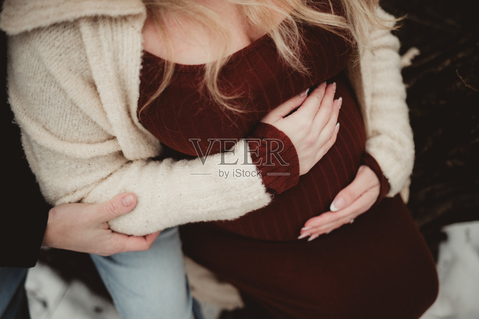 一对怀孕的夫妇抱着肚子照片摄影图片