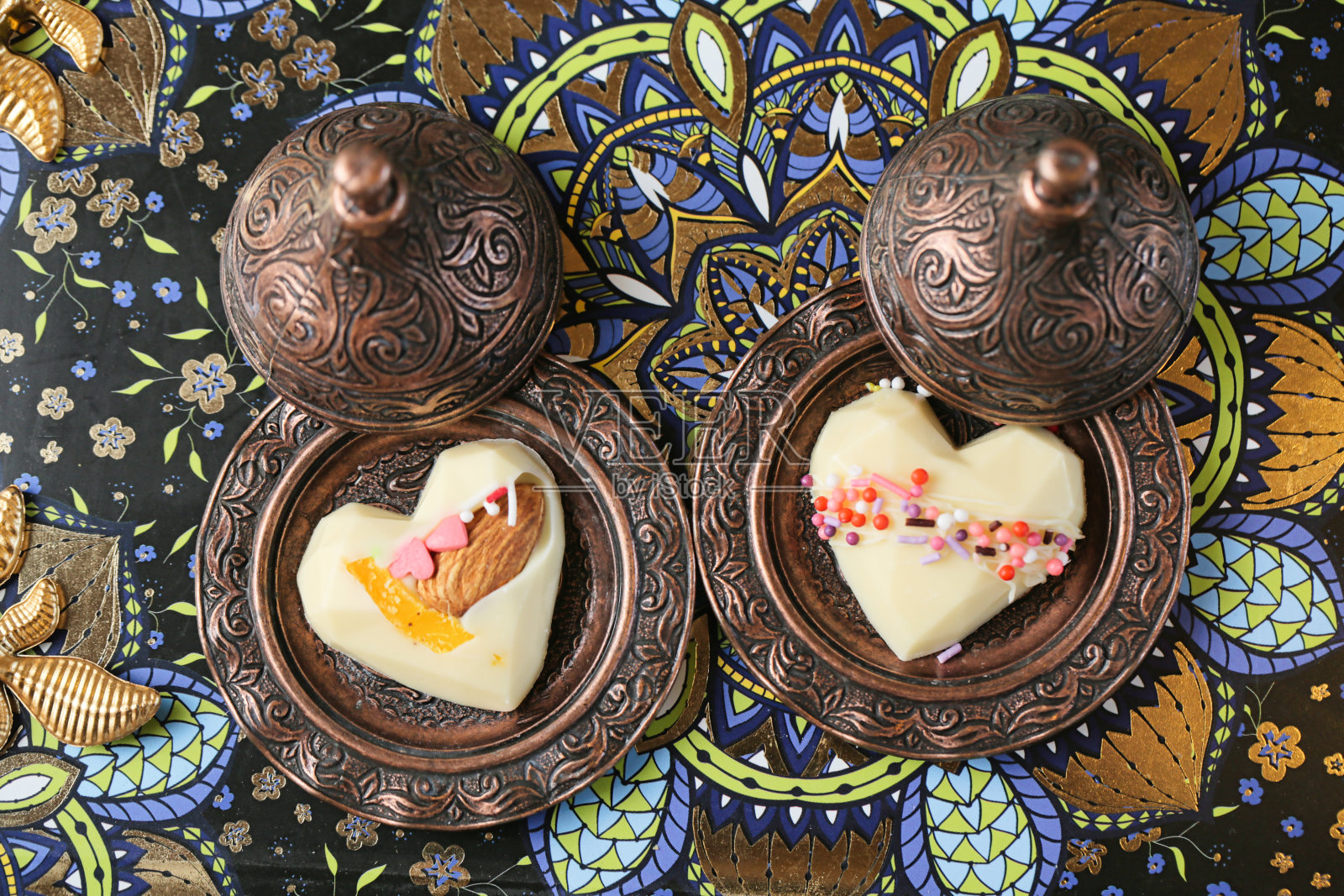 盘子里有两个心形的糕点照片摄影图片