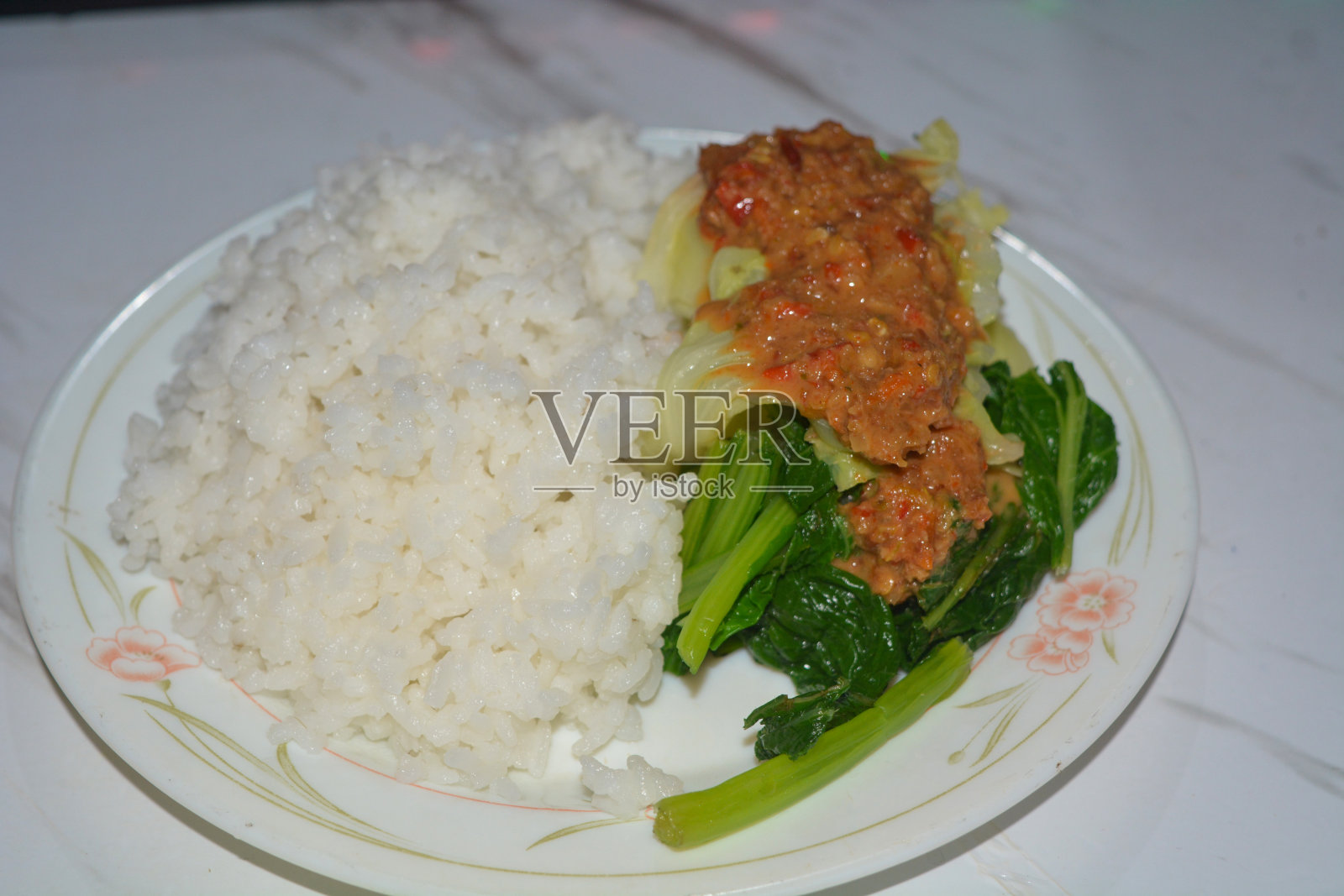 一盘白底的贝壳饭。照片摄影图片