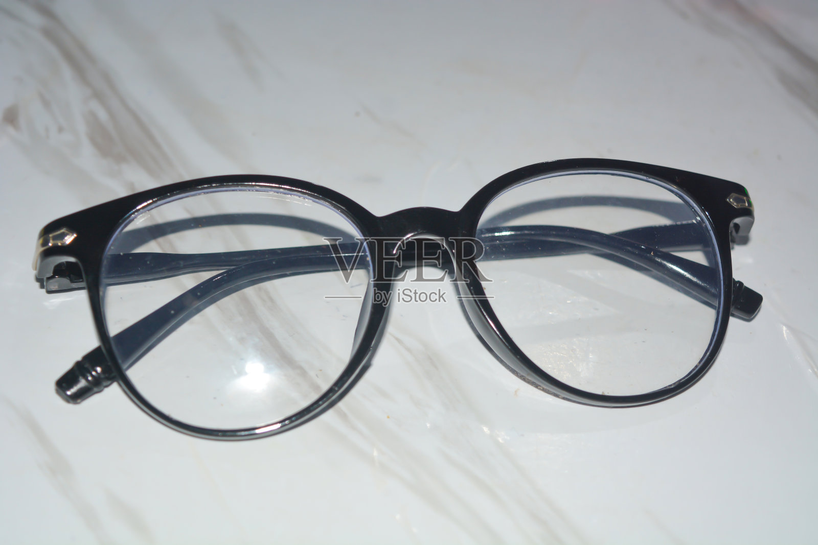 黑框眼镜。白色背景上孤立的眼镜照片摄影图片