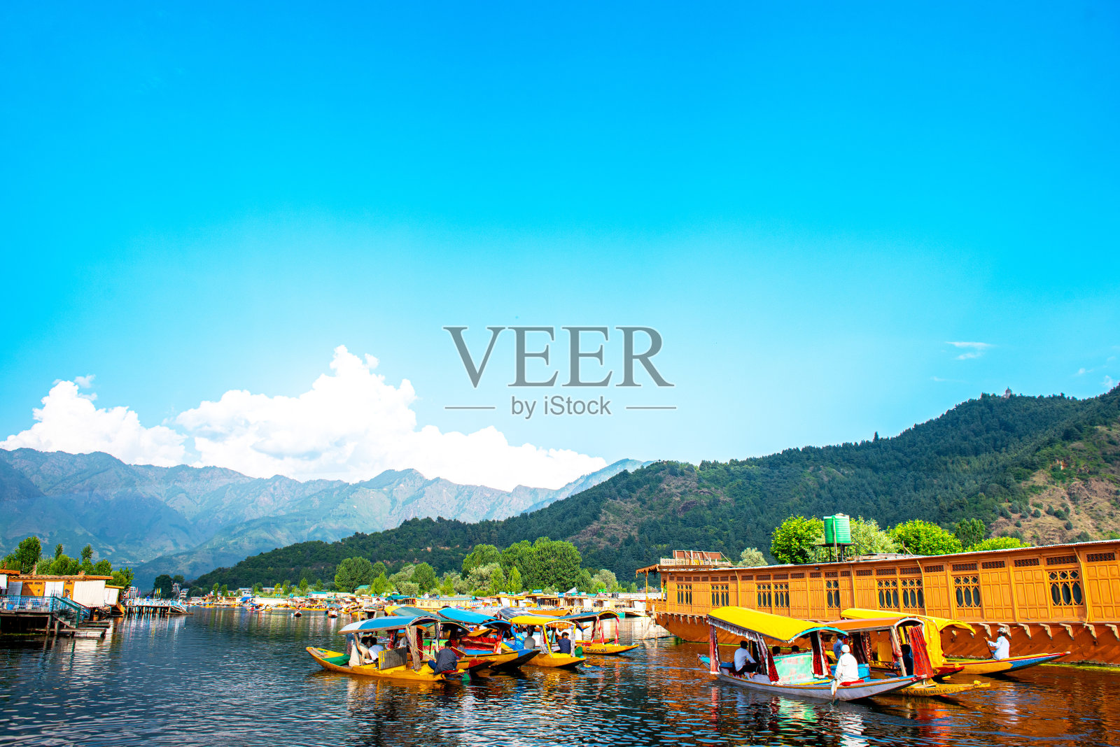 达尔湖和美丽的山脉在夏季乘船旅行的城市斯利那加克什米尔印度。照片摄影图片