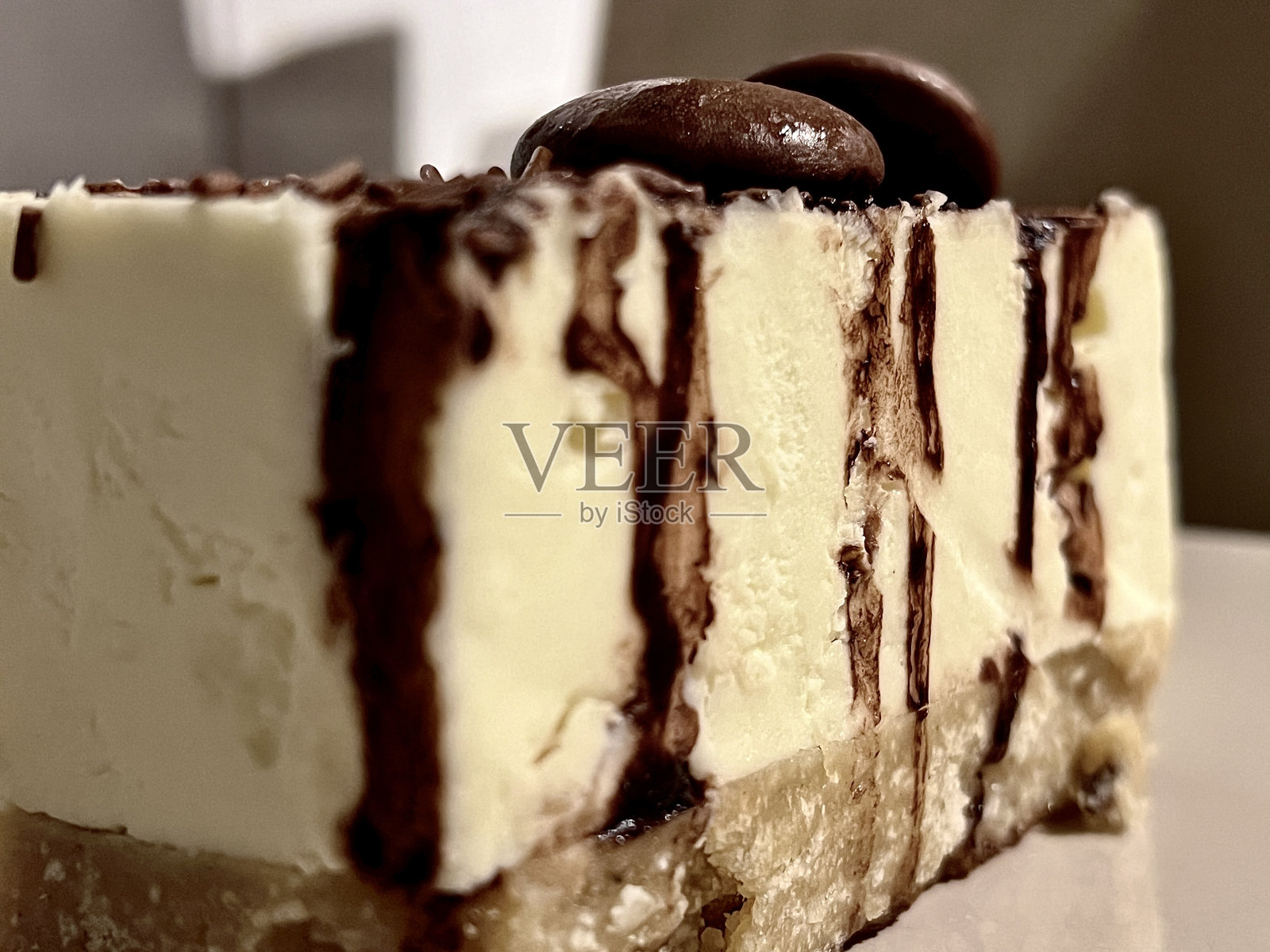 巧克力和香草芝士蛋糕的特写，上面有两块牛奶巧克力糖果照片摄影图片