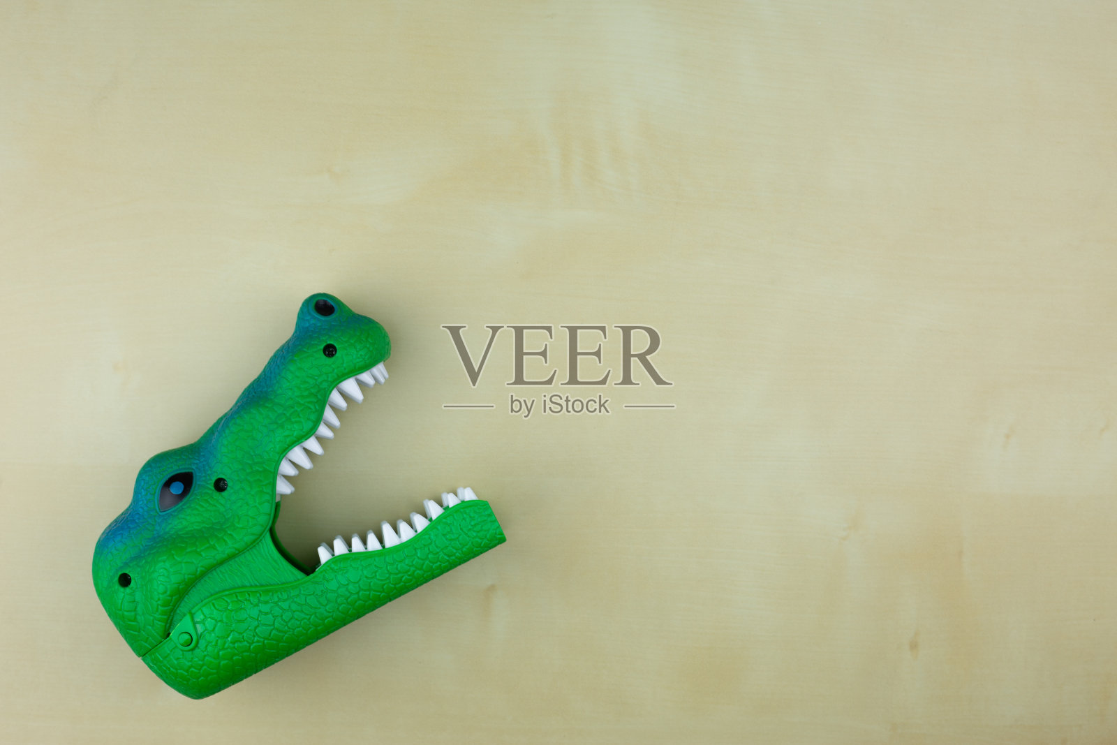 张开嘴巴的恐龙照片摄影图片