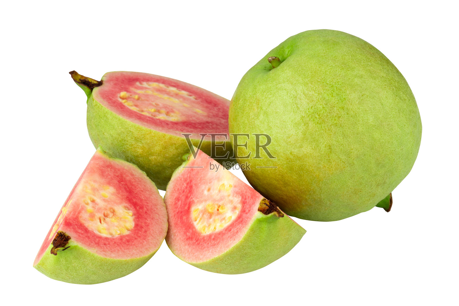 番石榴是一种热带水果，有粉红色多汁的果肉和强烈的甜味，叶子在透明的背景上照片摄影图片