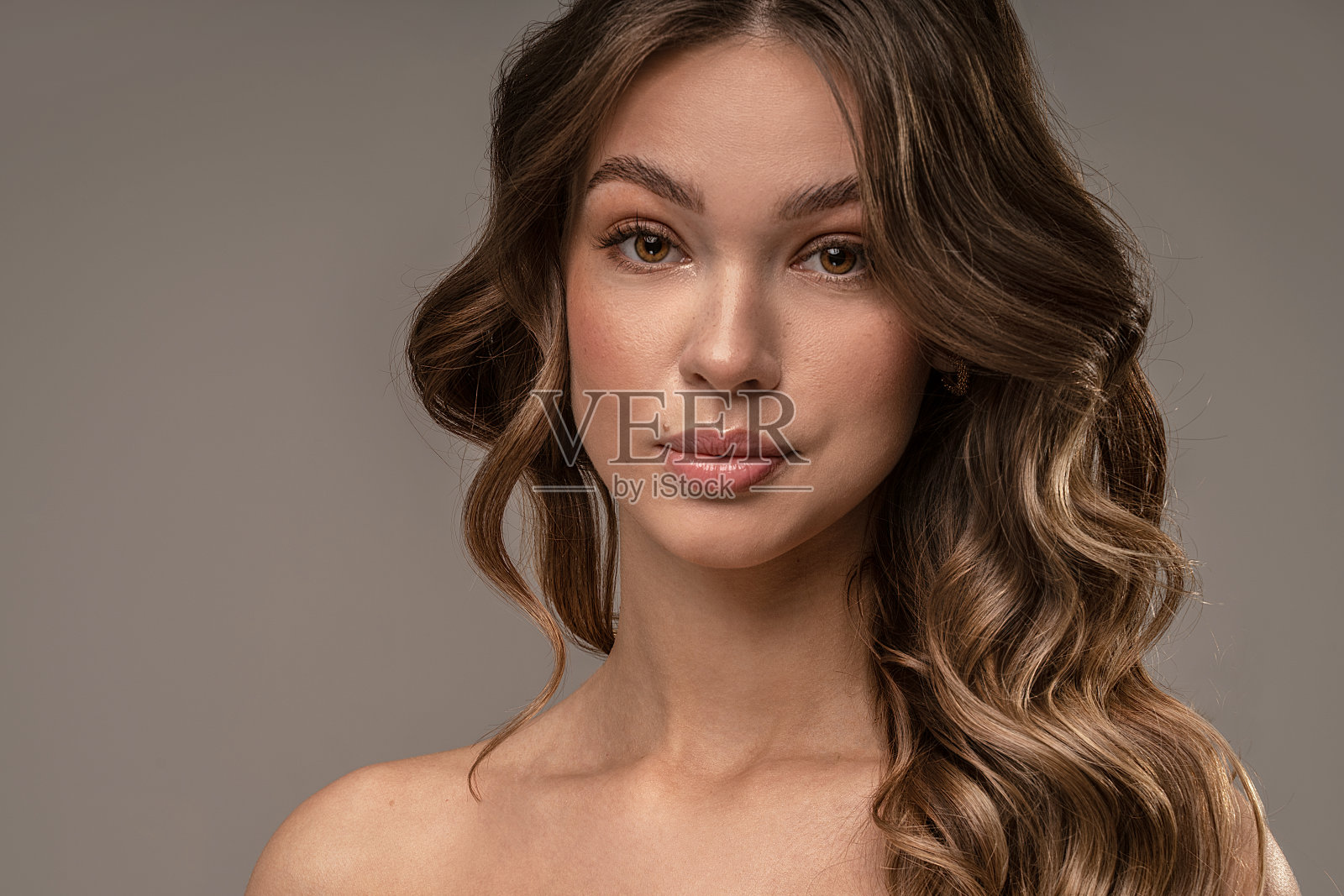 美丽的自然肖像年轻迷人的女人与雀斑和长波浪的头发。照片摄影图片