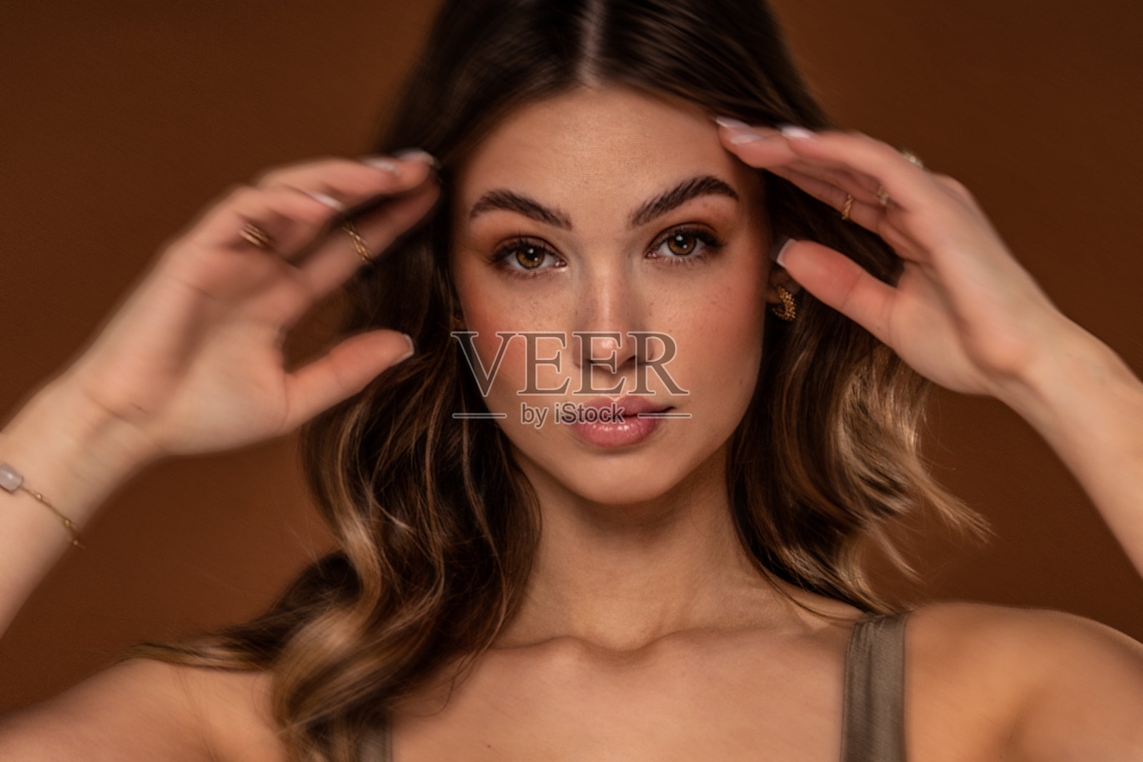 美丽的女孩，精致的妆容和自然的雀斑看着镜头。照片摄影图片