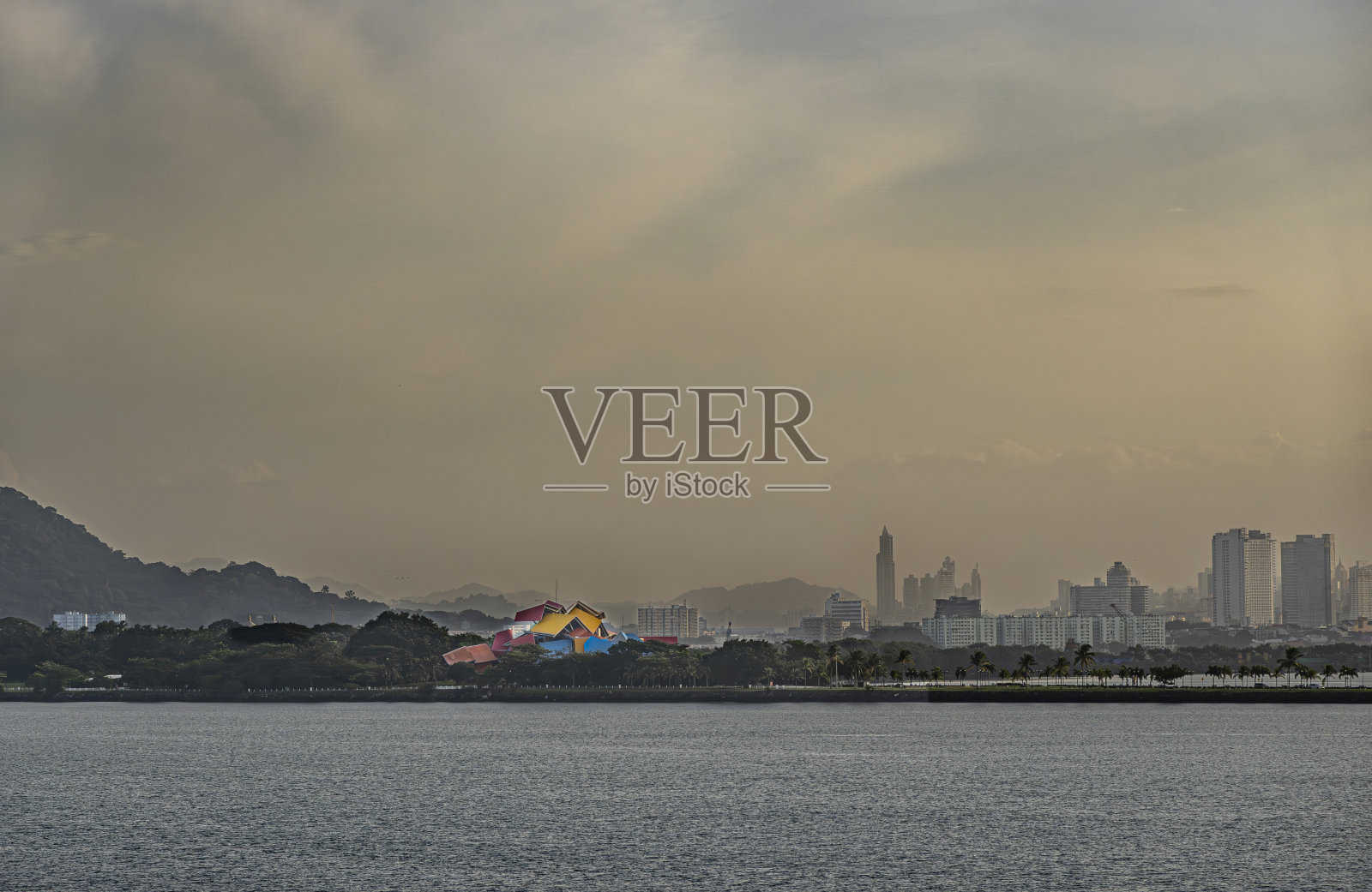 多彩多姿的生物多样性博物馆矗立在巴拿马运河入口处照片摄影图片